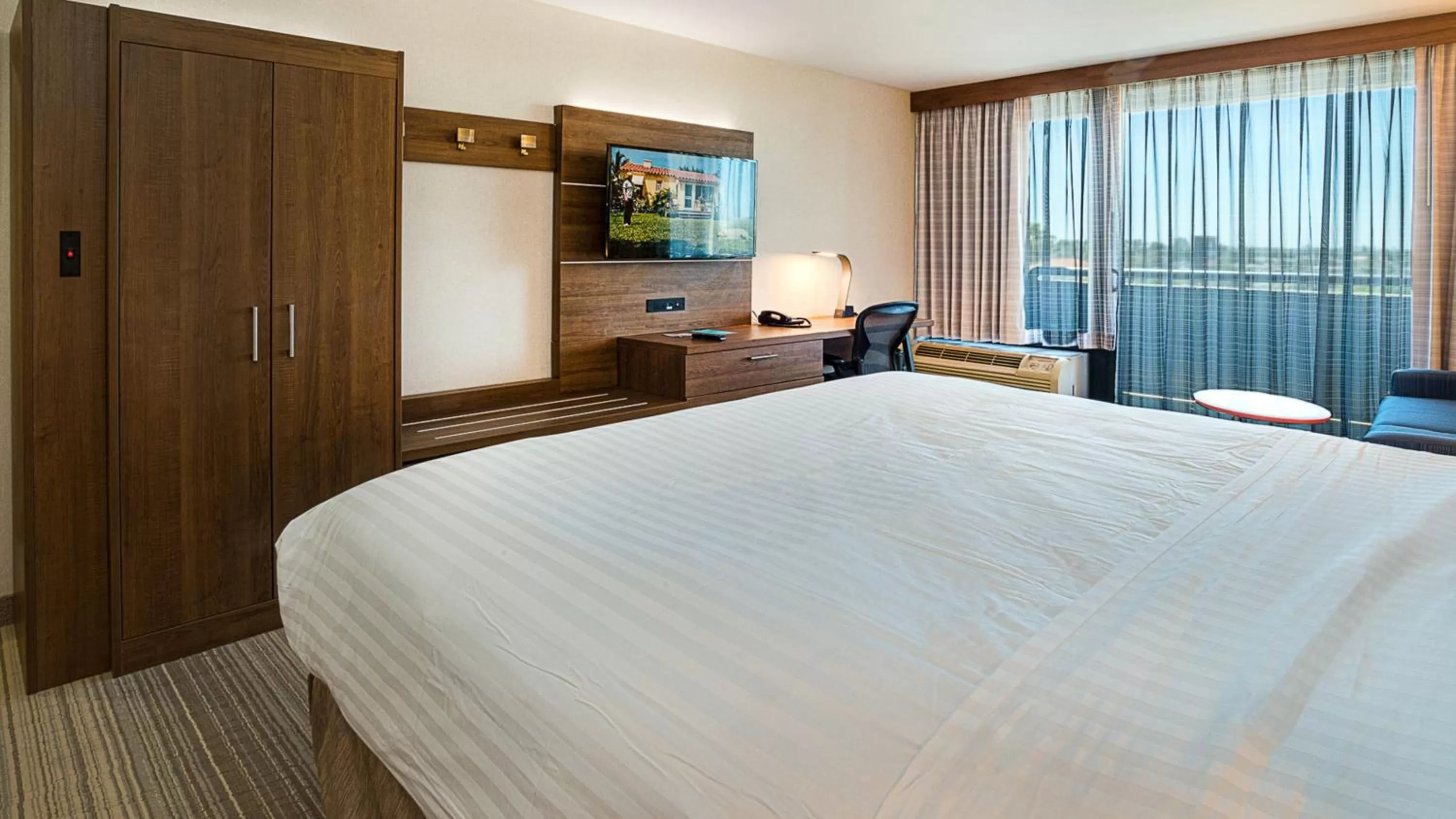 Photo of the whole room, Bed in Holiday Inn Express Fullerton-Anaheim by IHG