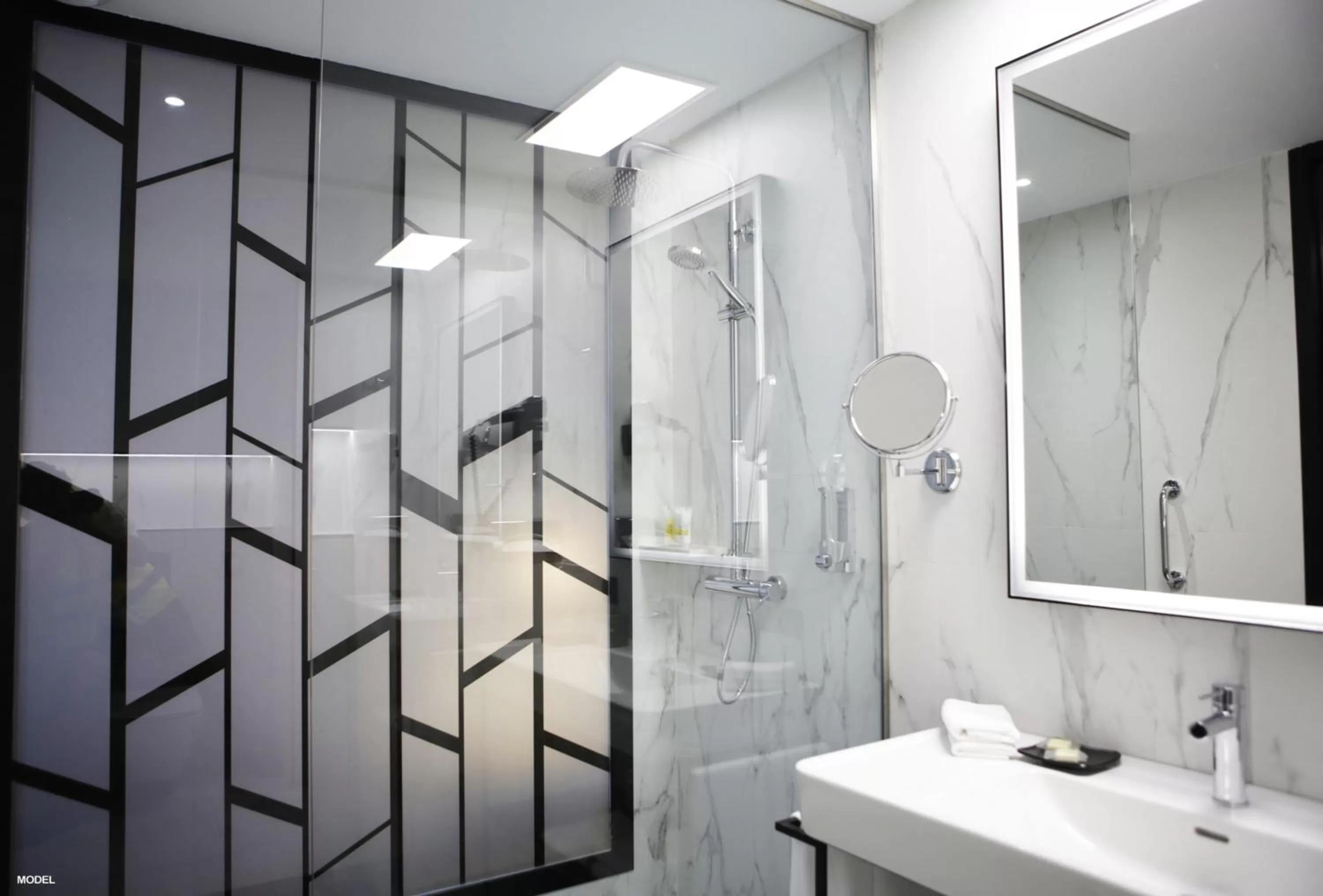 Shower in Riu Plaza España