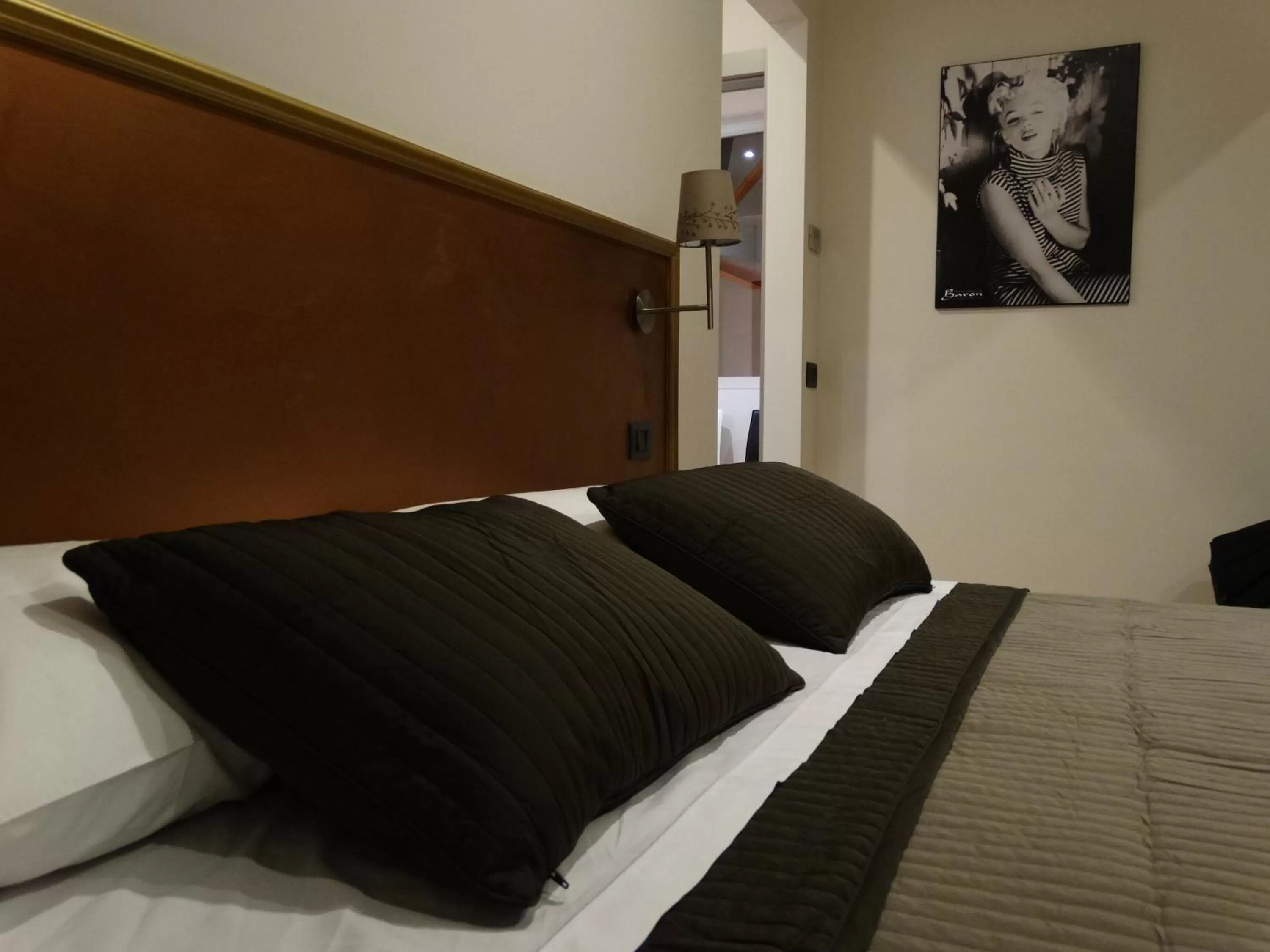 Decorative detail, Bed in Siena Gallery - Rooms Only