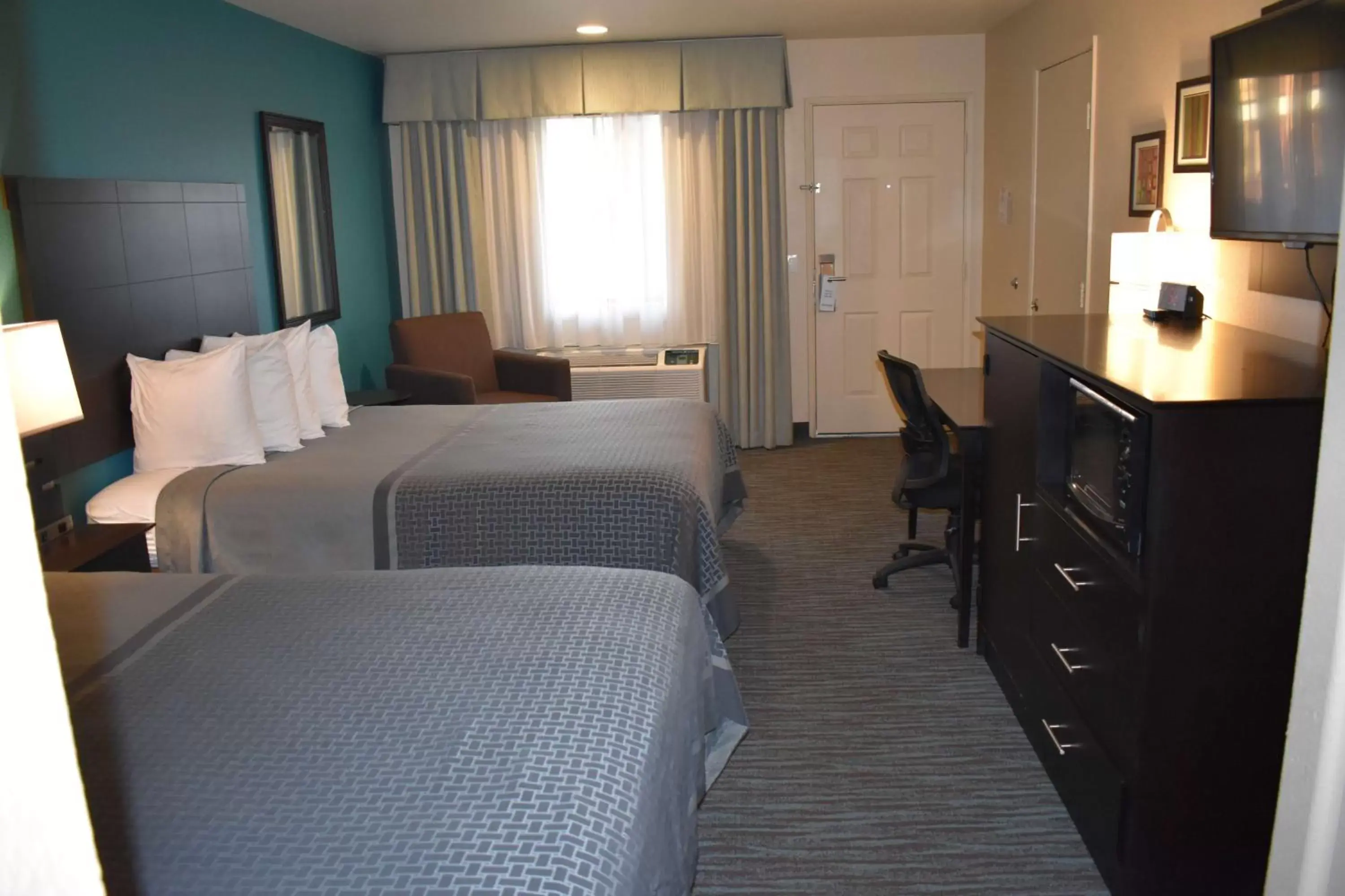 Photo of the whole room, Bed in Best Western Apricot Inn