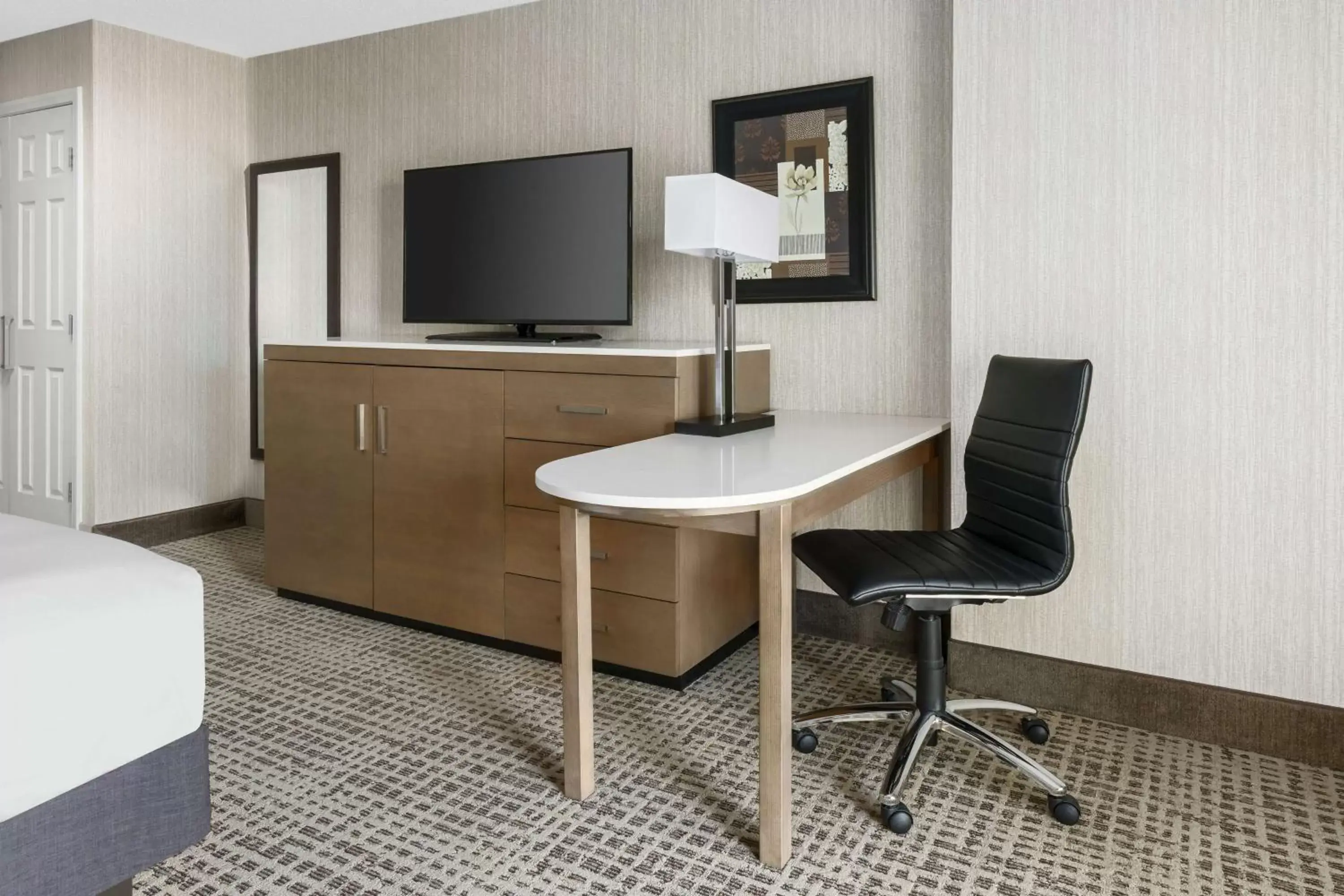 Bedroom, TV/Entertainment Center in DoubleTree by Hilton Colorado Springs