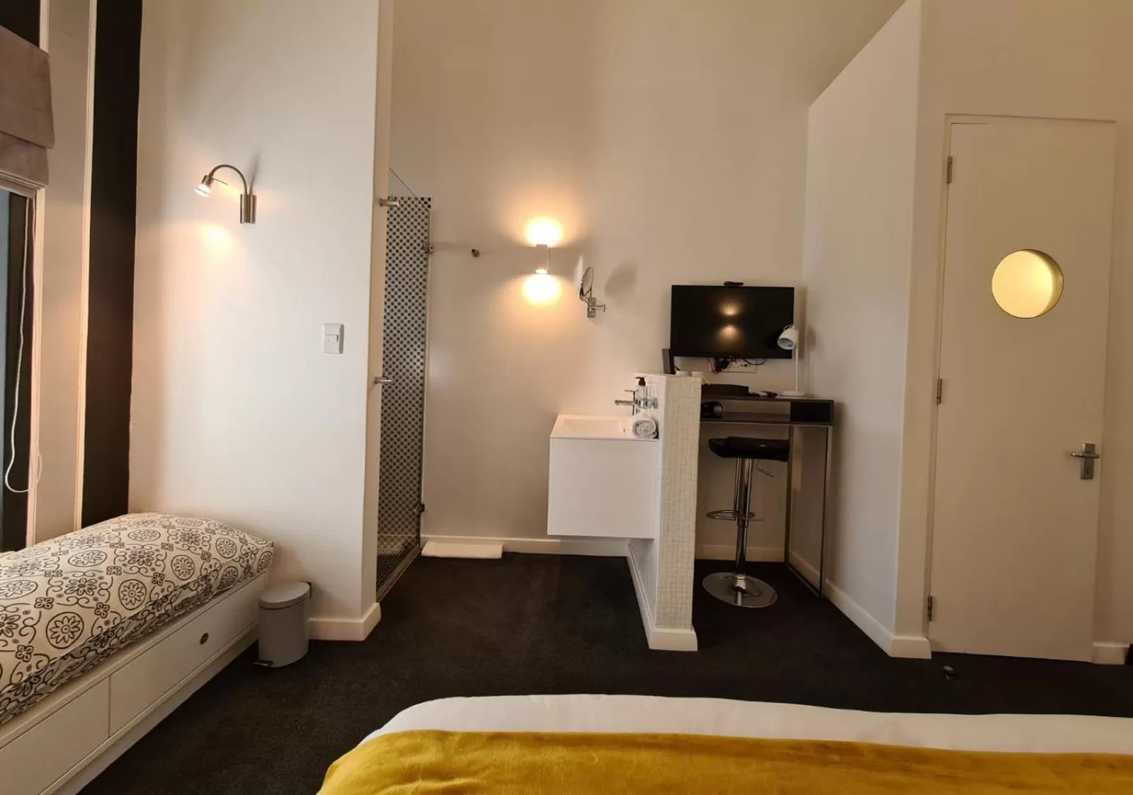 Shower, Bed in Boschenmeer House