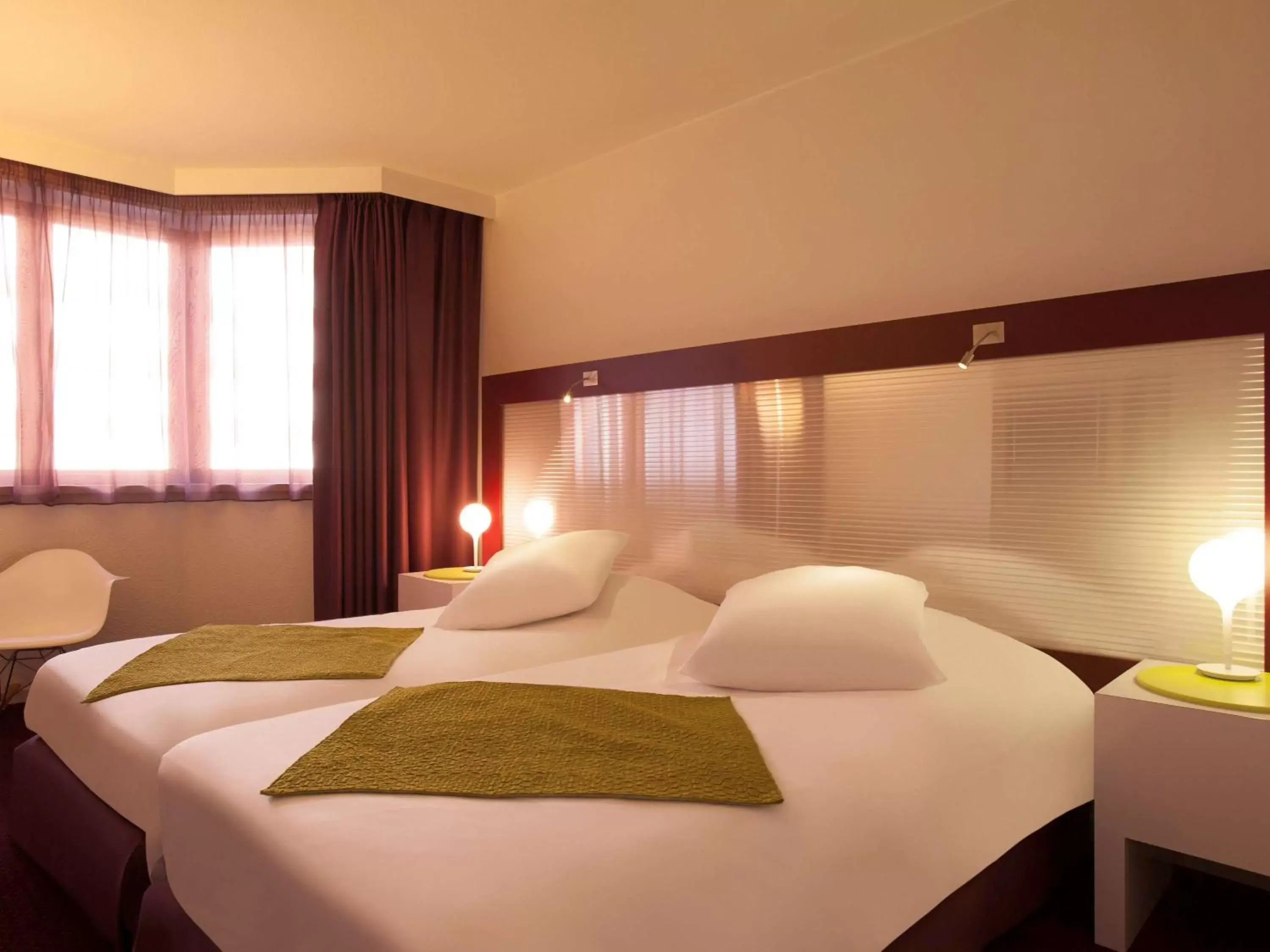 Property building, Bed in Mercure Strasbourg Centre