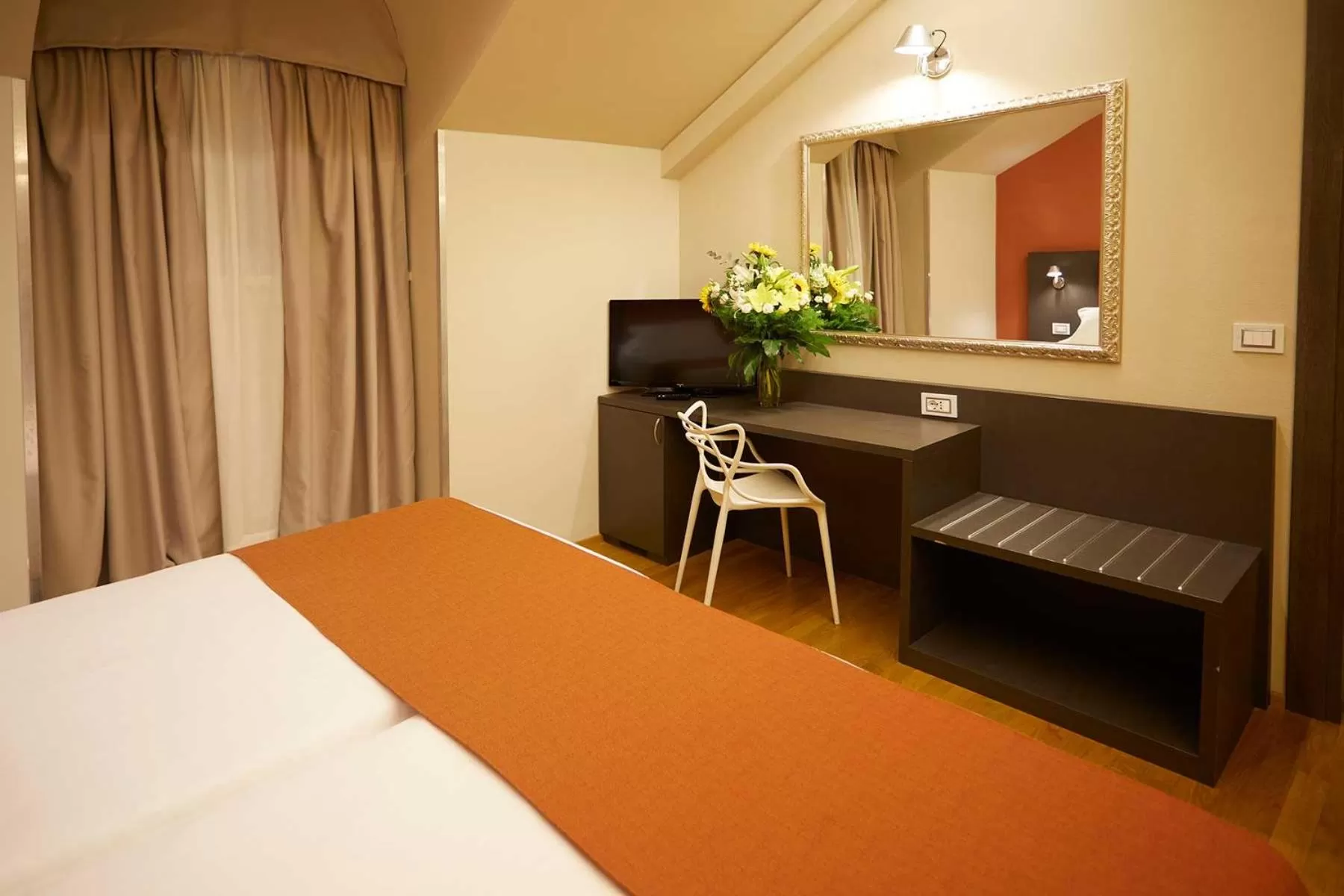 Seating area, Bed in Hotel Concord