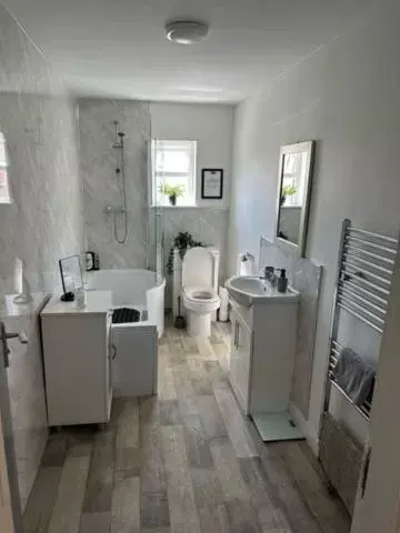 Bathroom in The Grosvenor Free house
