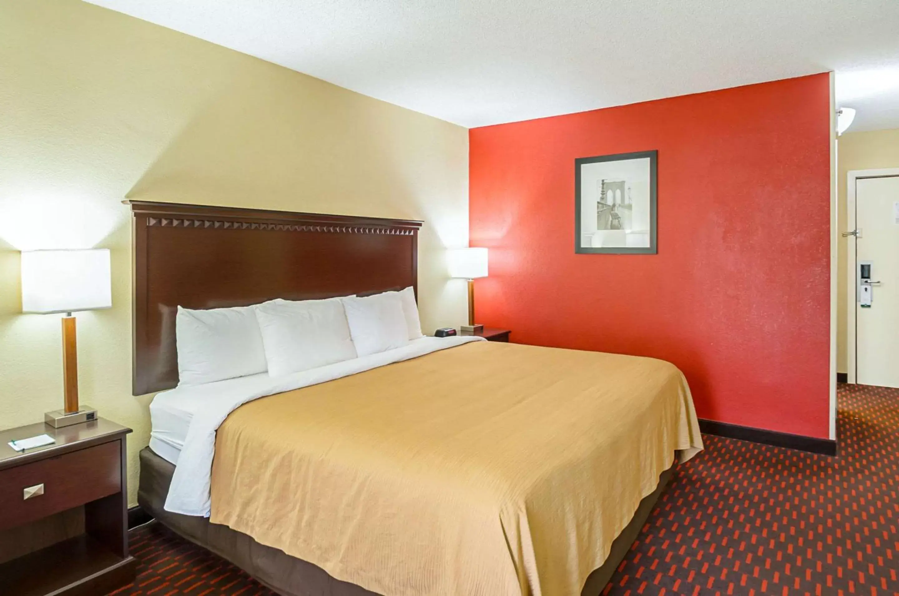 Photo of the whole room, Bed in Quality Inn & Suites Hagerstown