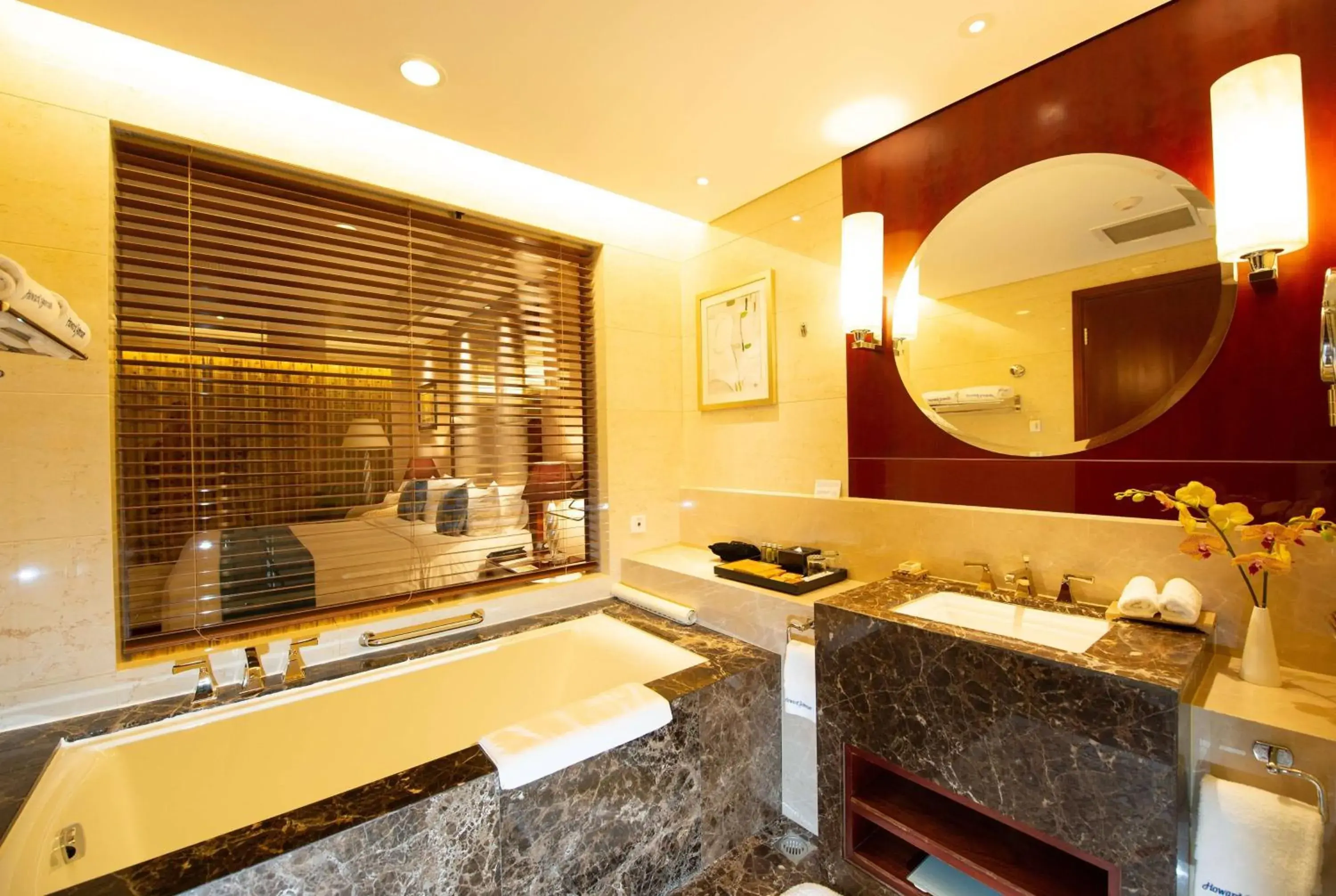 Bed, Bathroom in Howard Johnson Tropical Garden Plaza Kunming