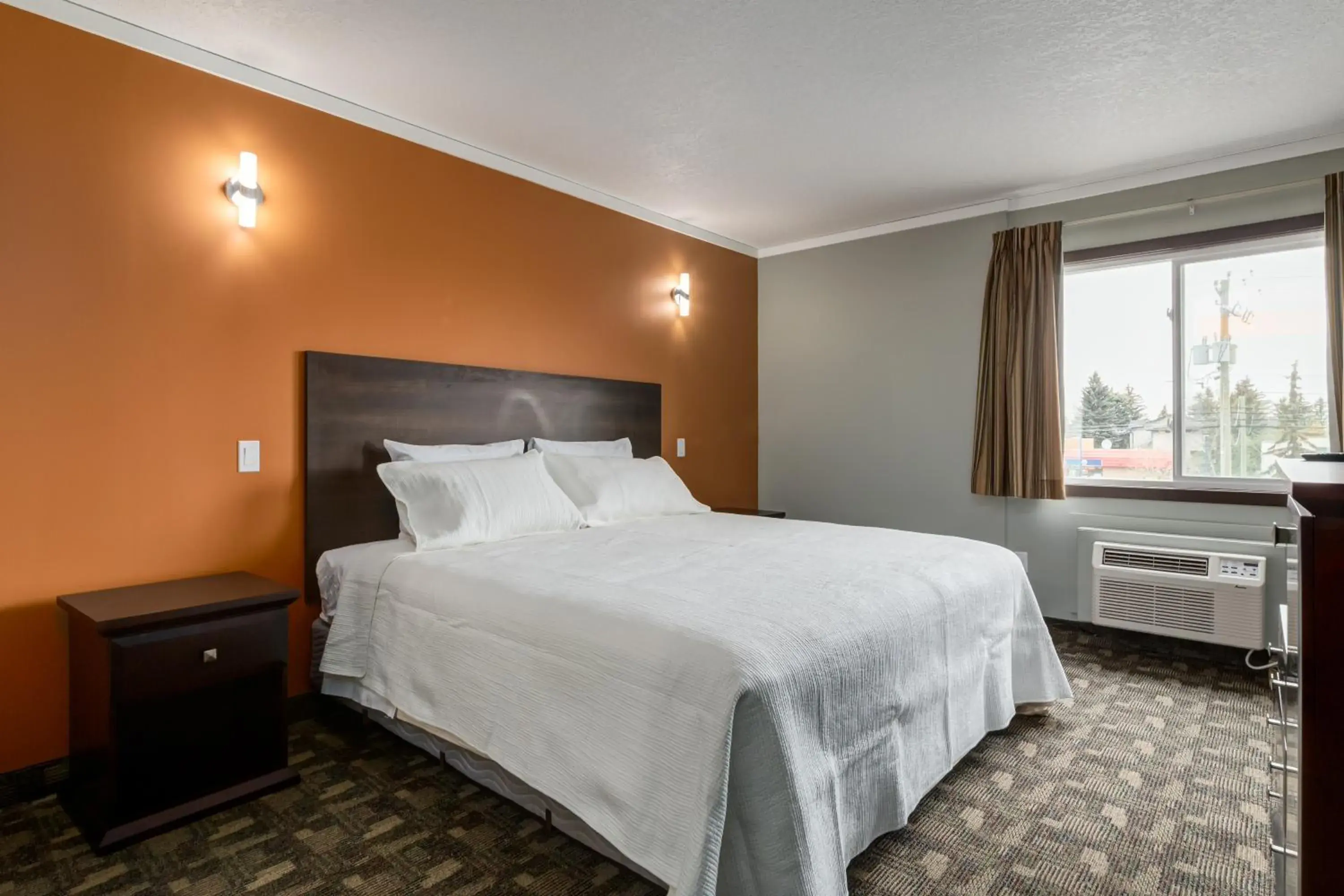 Photo of the whole room, Bed in Airport Traveller's Inn