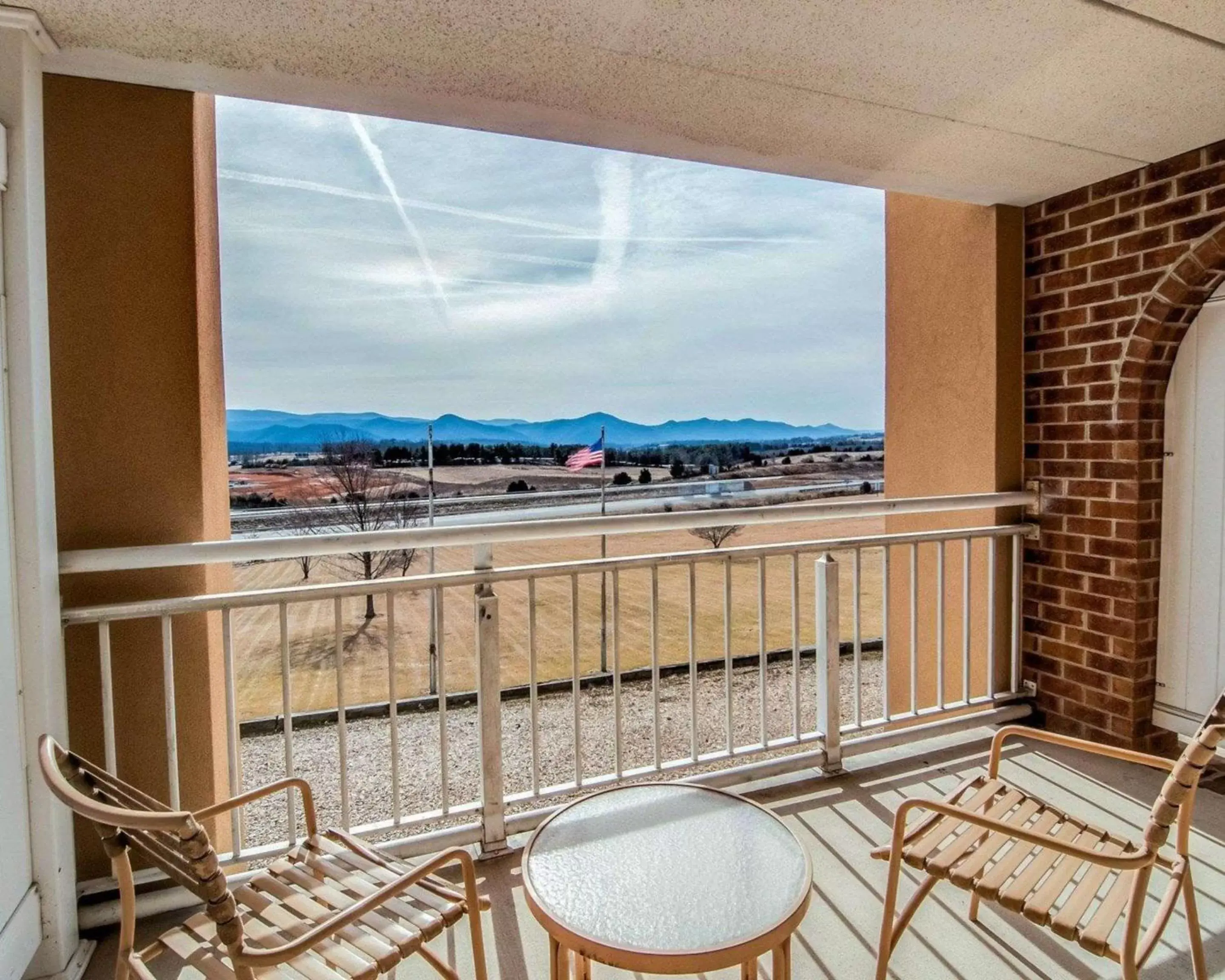 Photo of the whole room, Balcony/Terrace in Comfort Inn & Suites Raphine - Lexington near I-81 and I-64