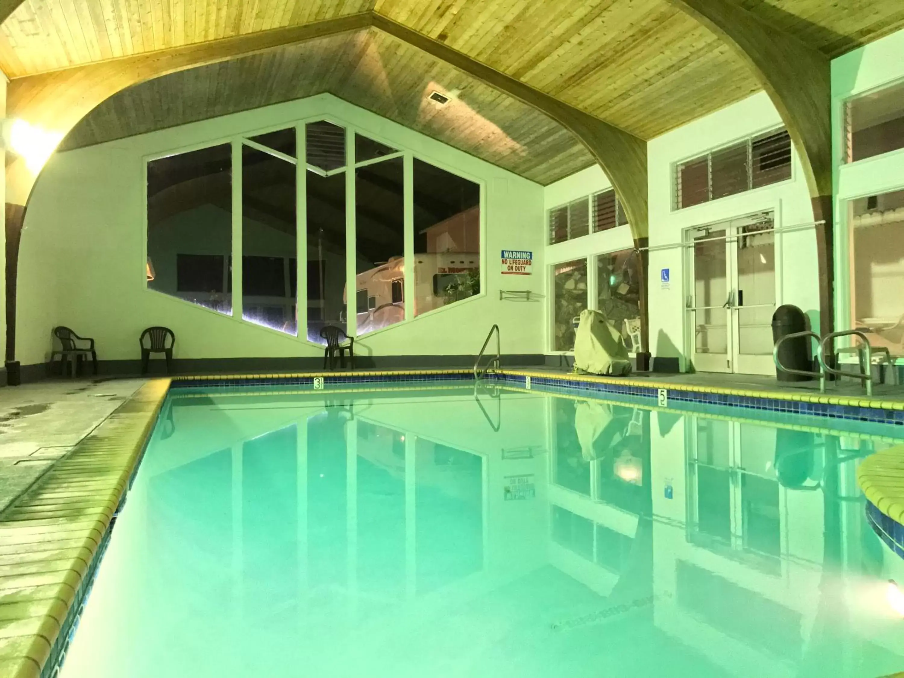 Swimming pool in Stargazer Inn and Suites