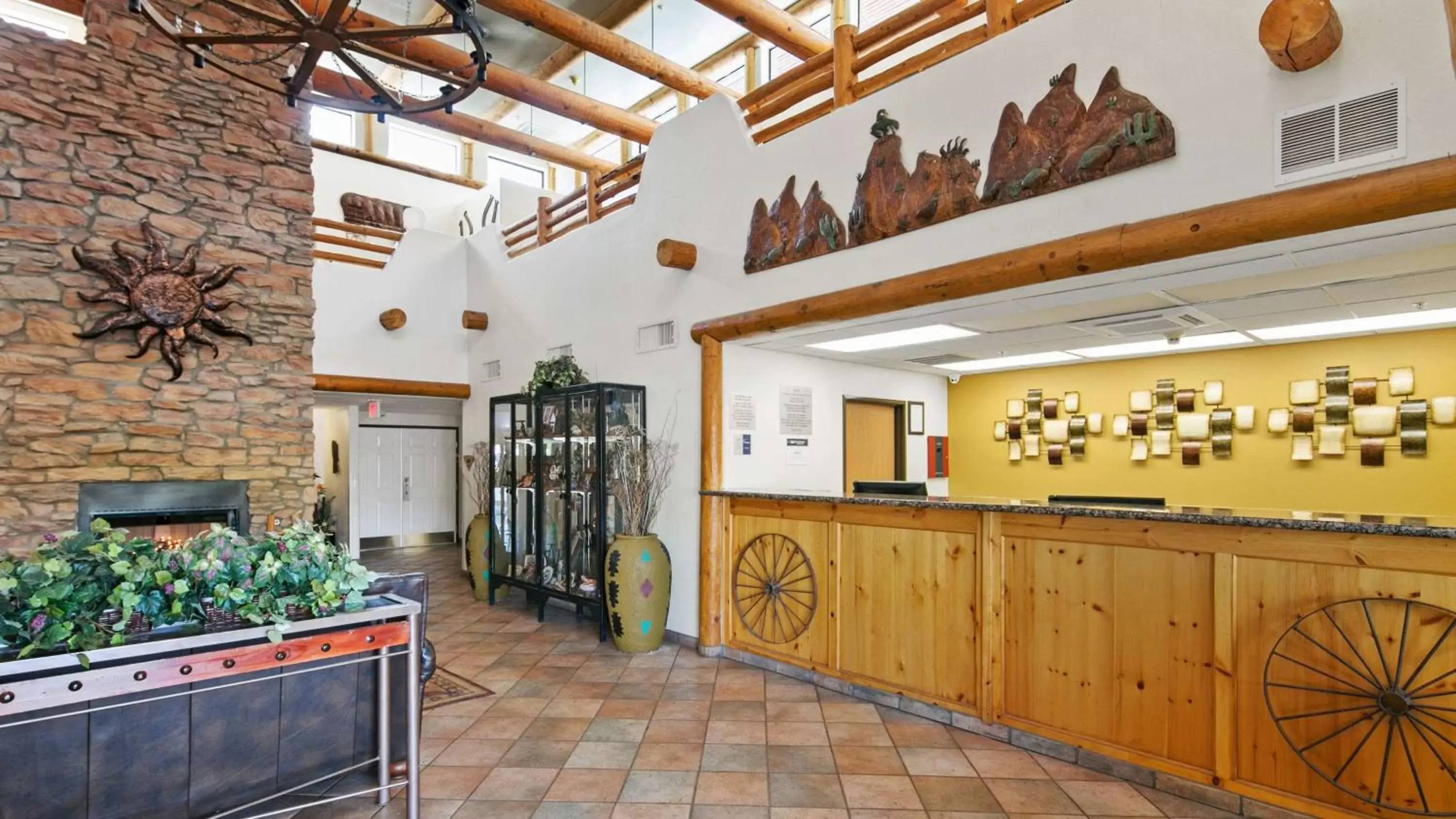 Lobby or reception, Kitchen/Kitchenette in Best Western Gold Canyon Inn & Suites