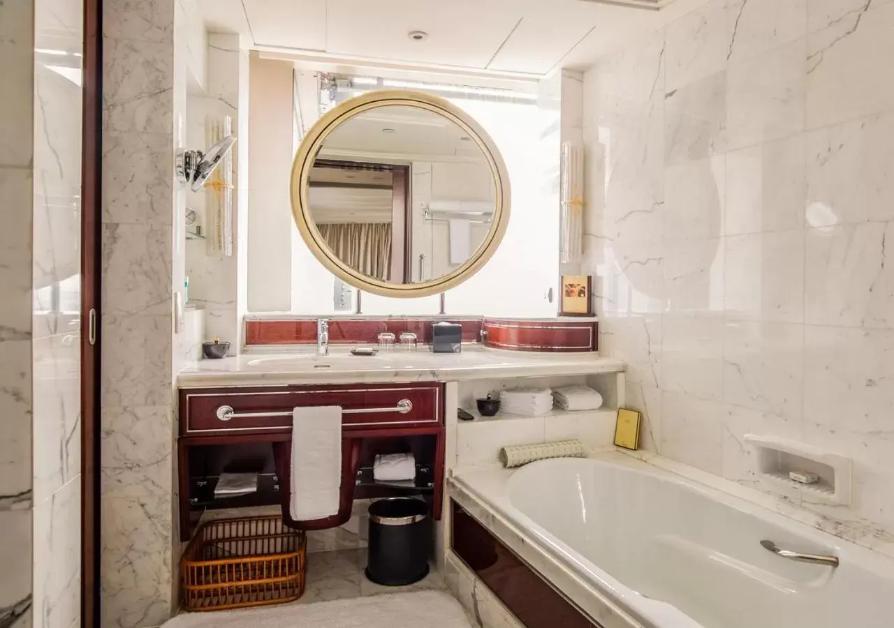 Toilet, Bathroom in Shangri-La Guangzhou Toilet, Bathroom in Shangri-La Guangzhou