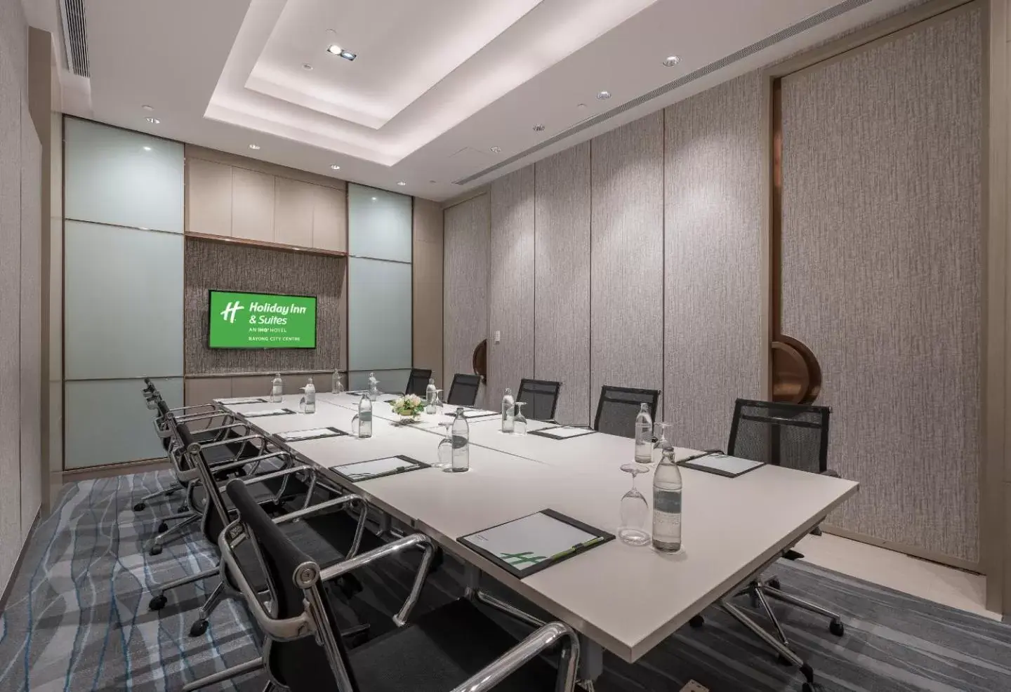 Meeting/conference room in Holiday Inn & Suites Rayong City Centre, an IHG Hotel