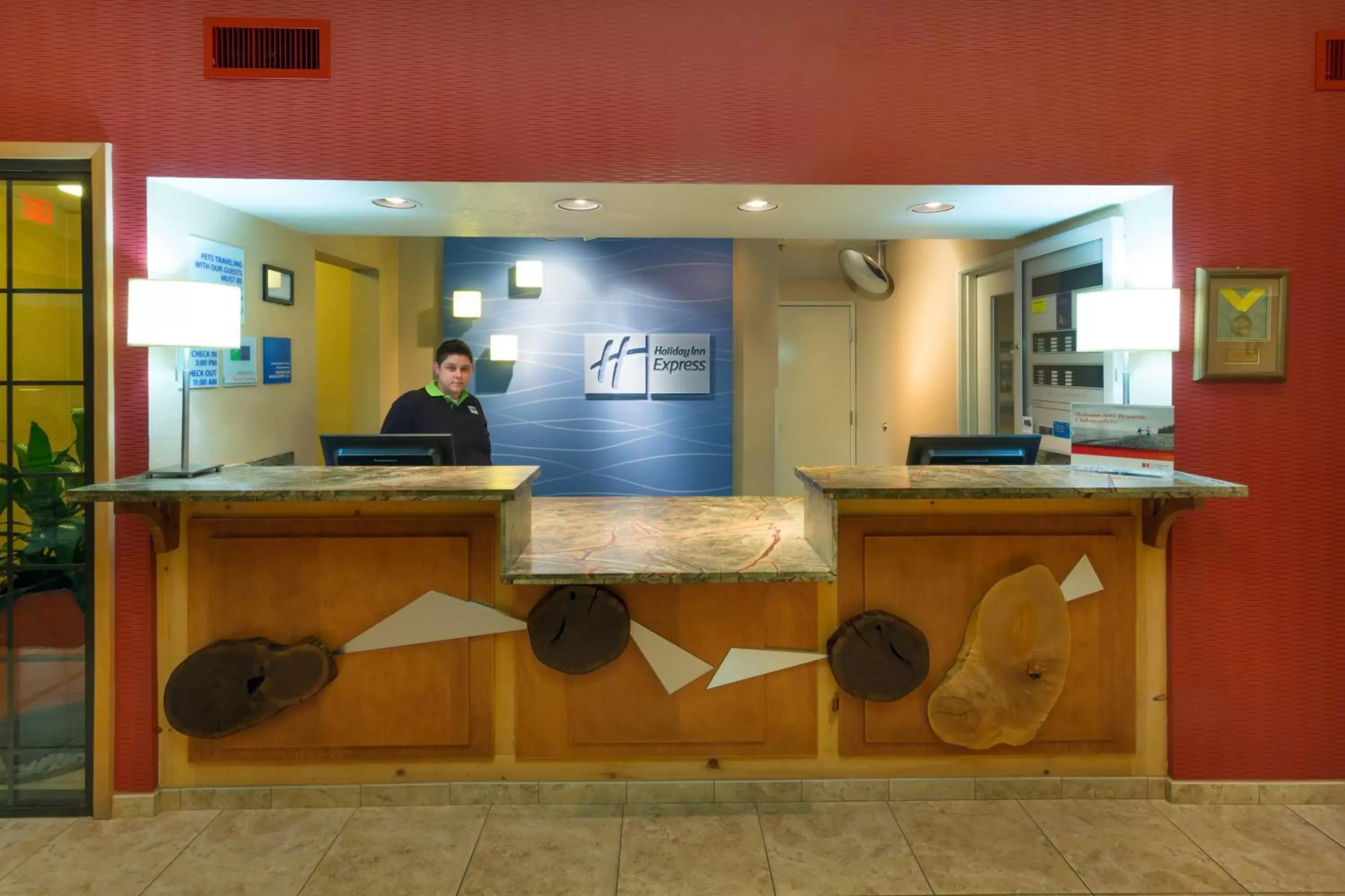 Lobby or reception in Holiday Inn Express Grants Pass by IHG Lobby or reception in Holiday Inn Express Grants Pass by IHG