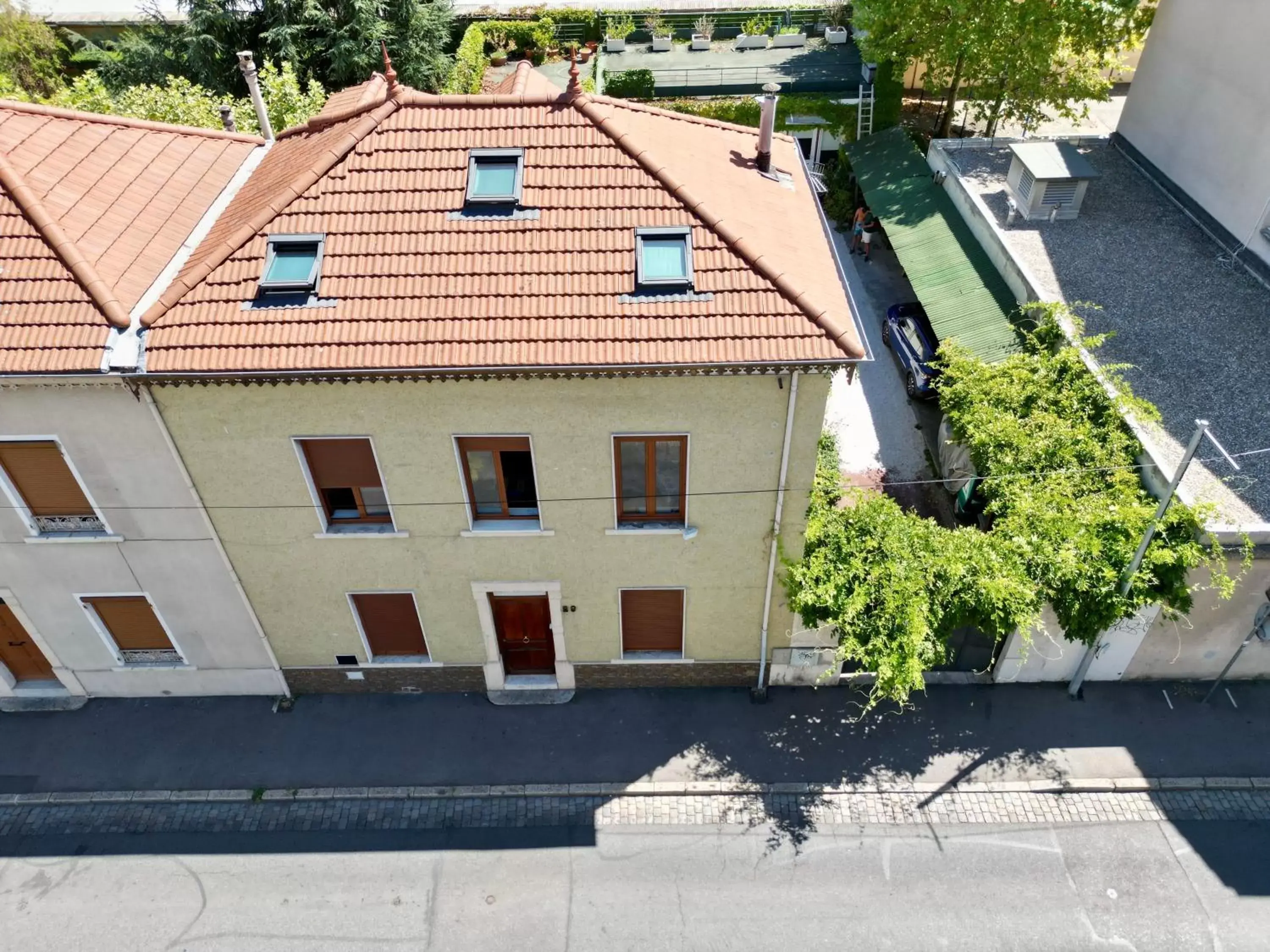 Property building, Bird's-eye View in B&B "Clos Feuillat"