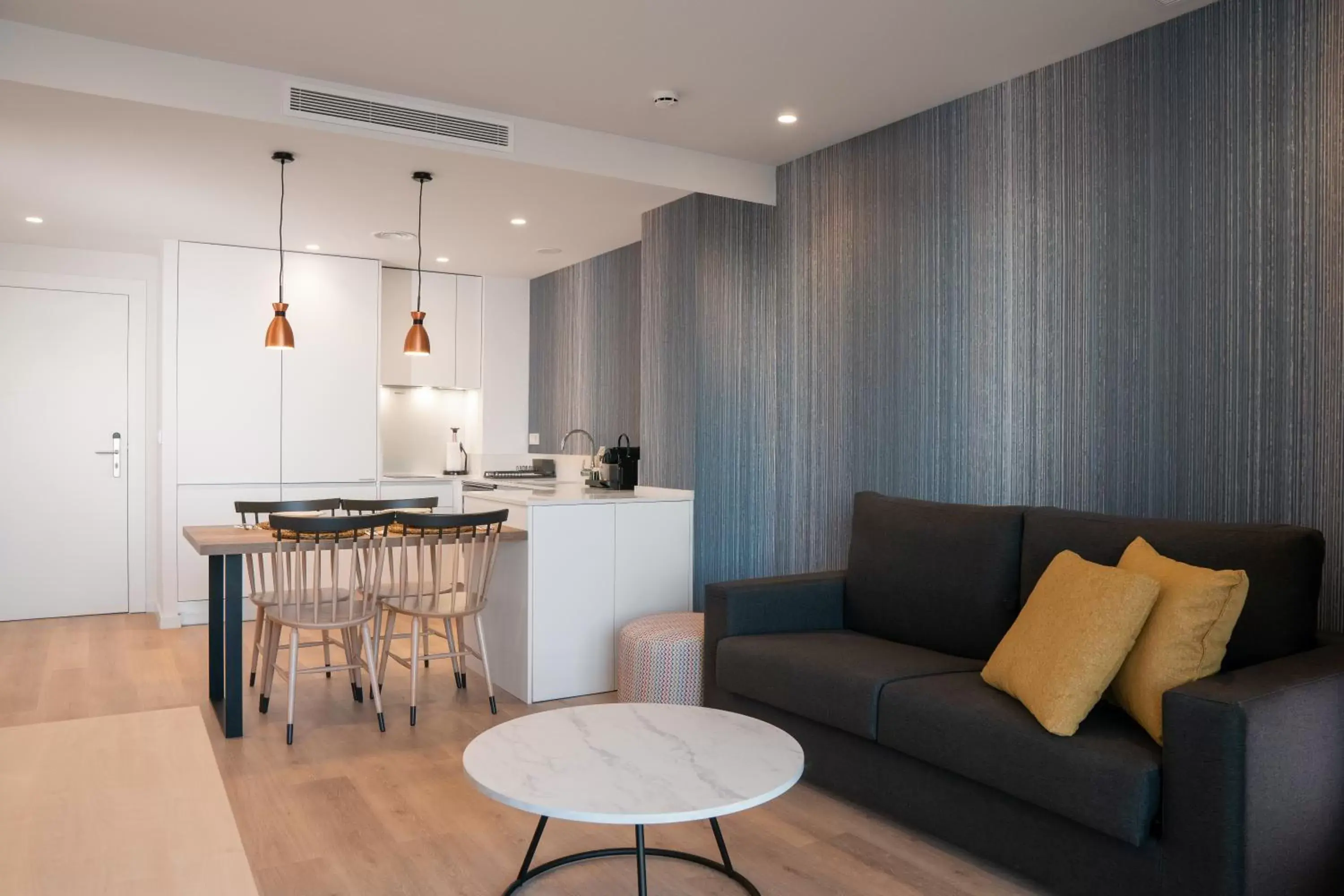 Kitchen or kitchenette, Seating Area in Ahoy Apartments