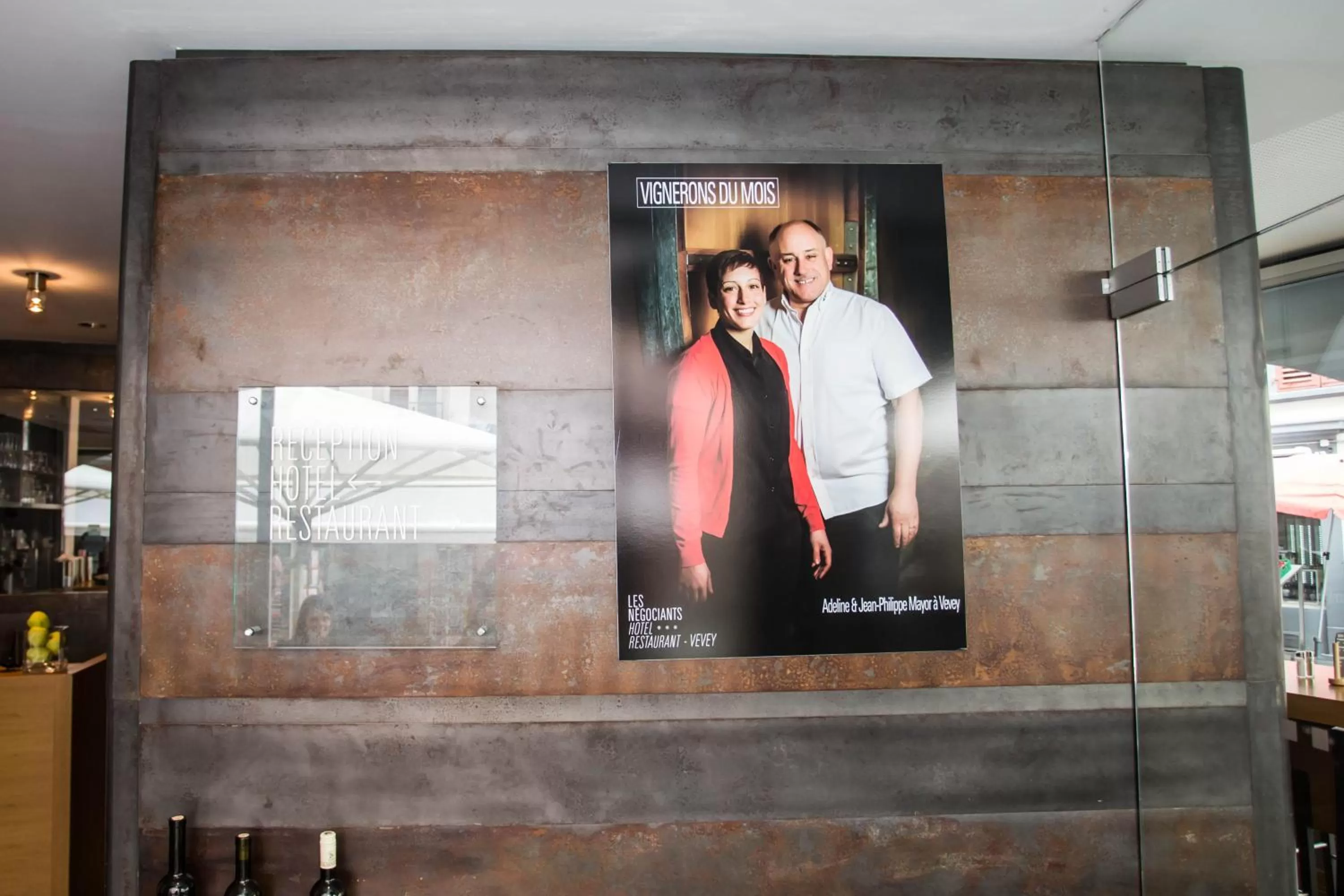 Decorative detail in Les Negociants