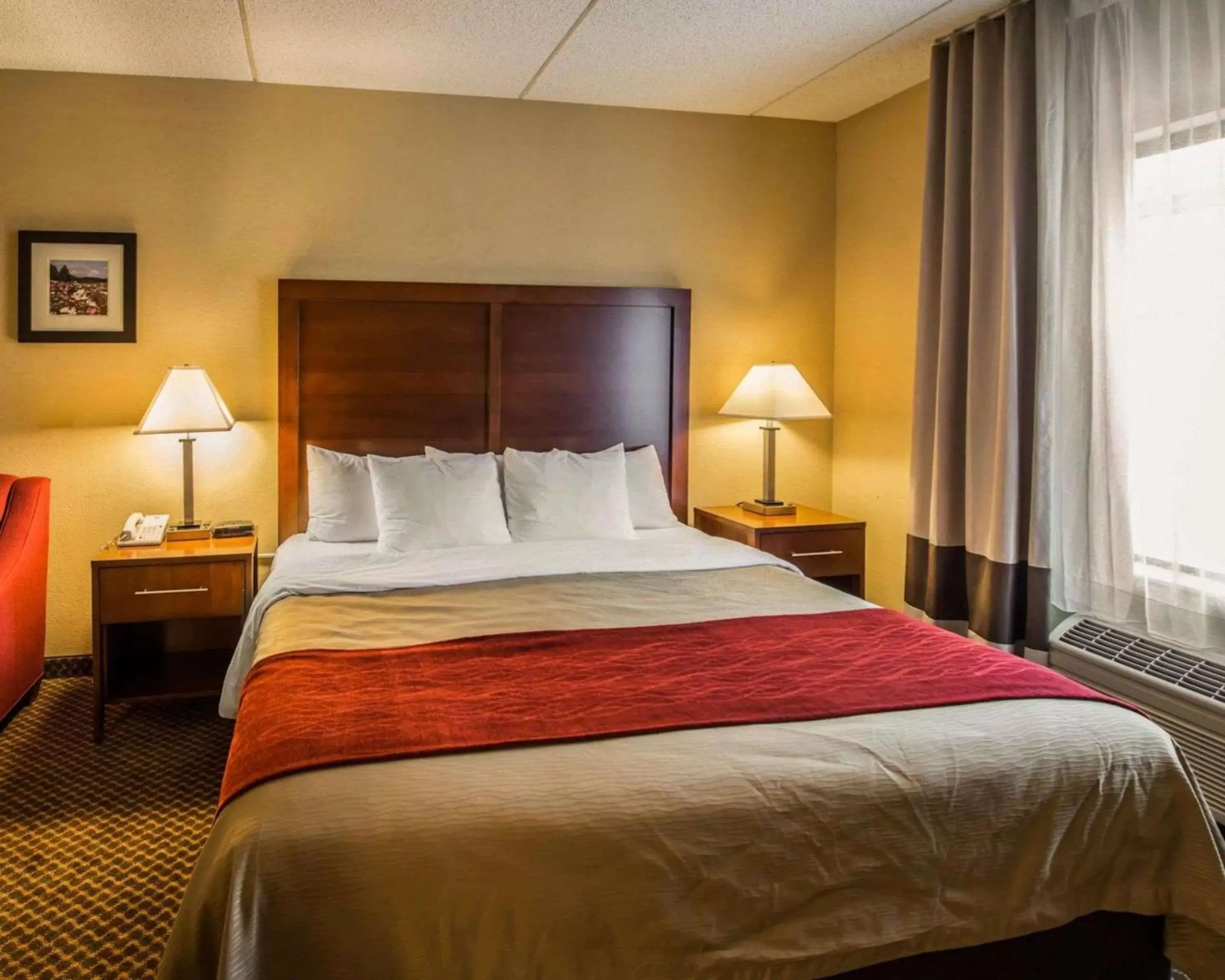 Photo of the whole room, Bed in Comfort Inn & Suites