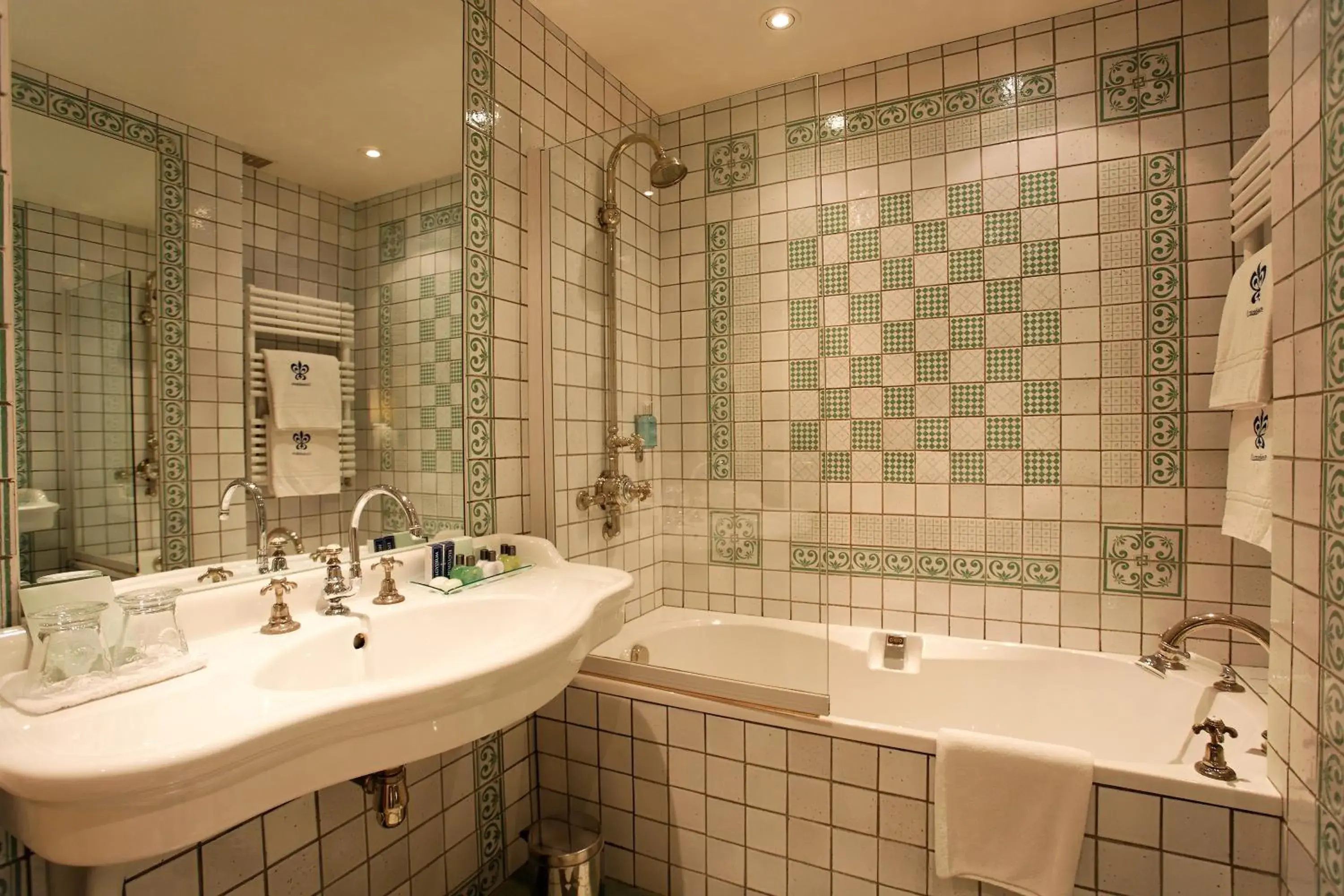 Shower, Bathroom in Cazaudehore, hôtel de charme au vert