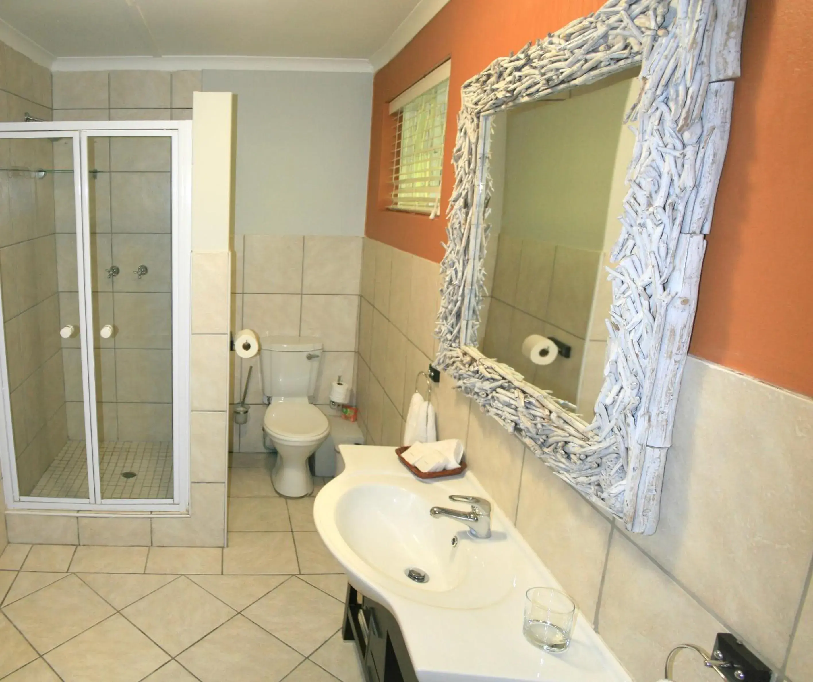 Bathroom in Lodge on Main Guest House and Conference Centre