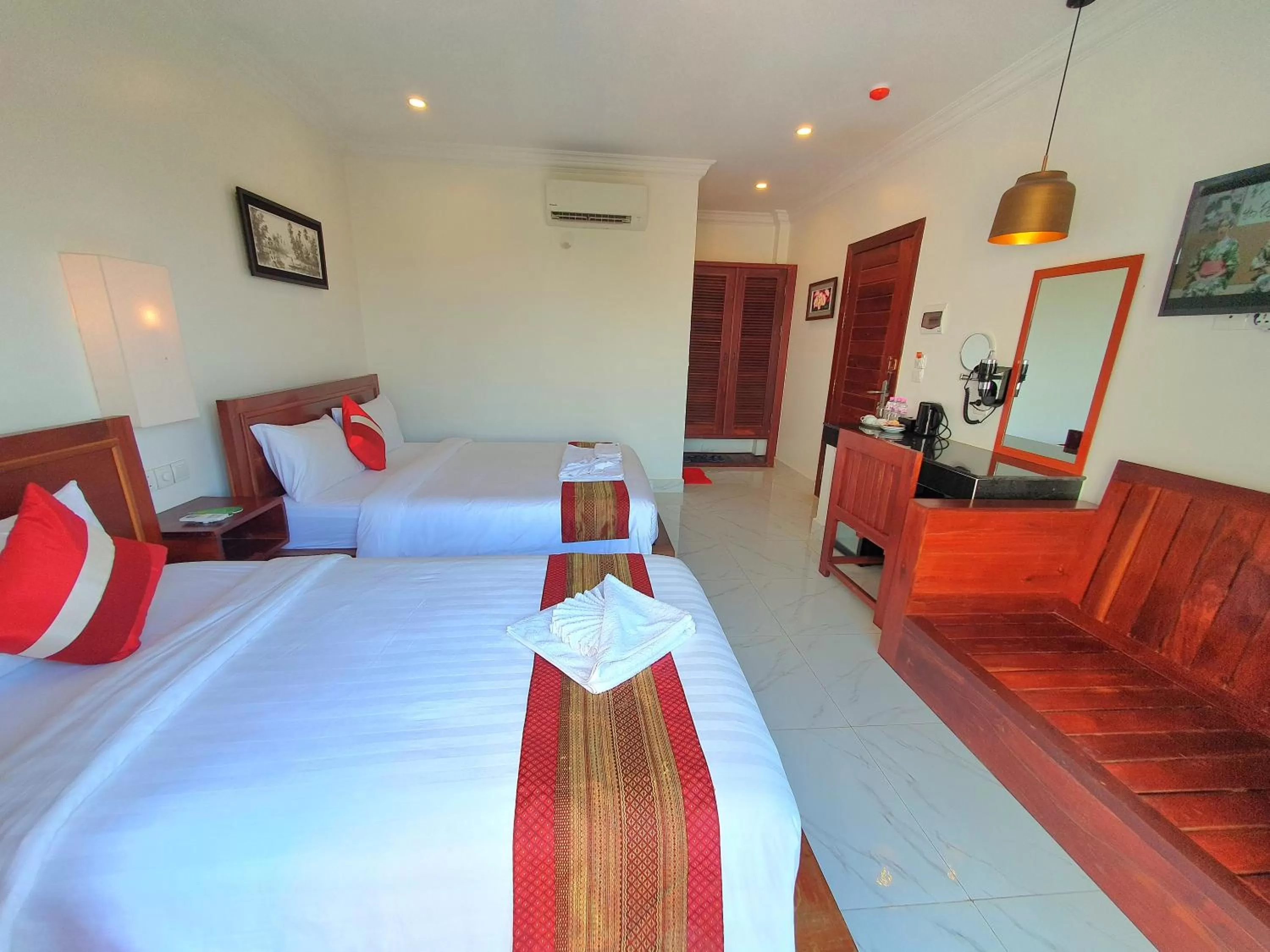 Photo of the whole room, Bed in Long Night Siem Reap Hotel