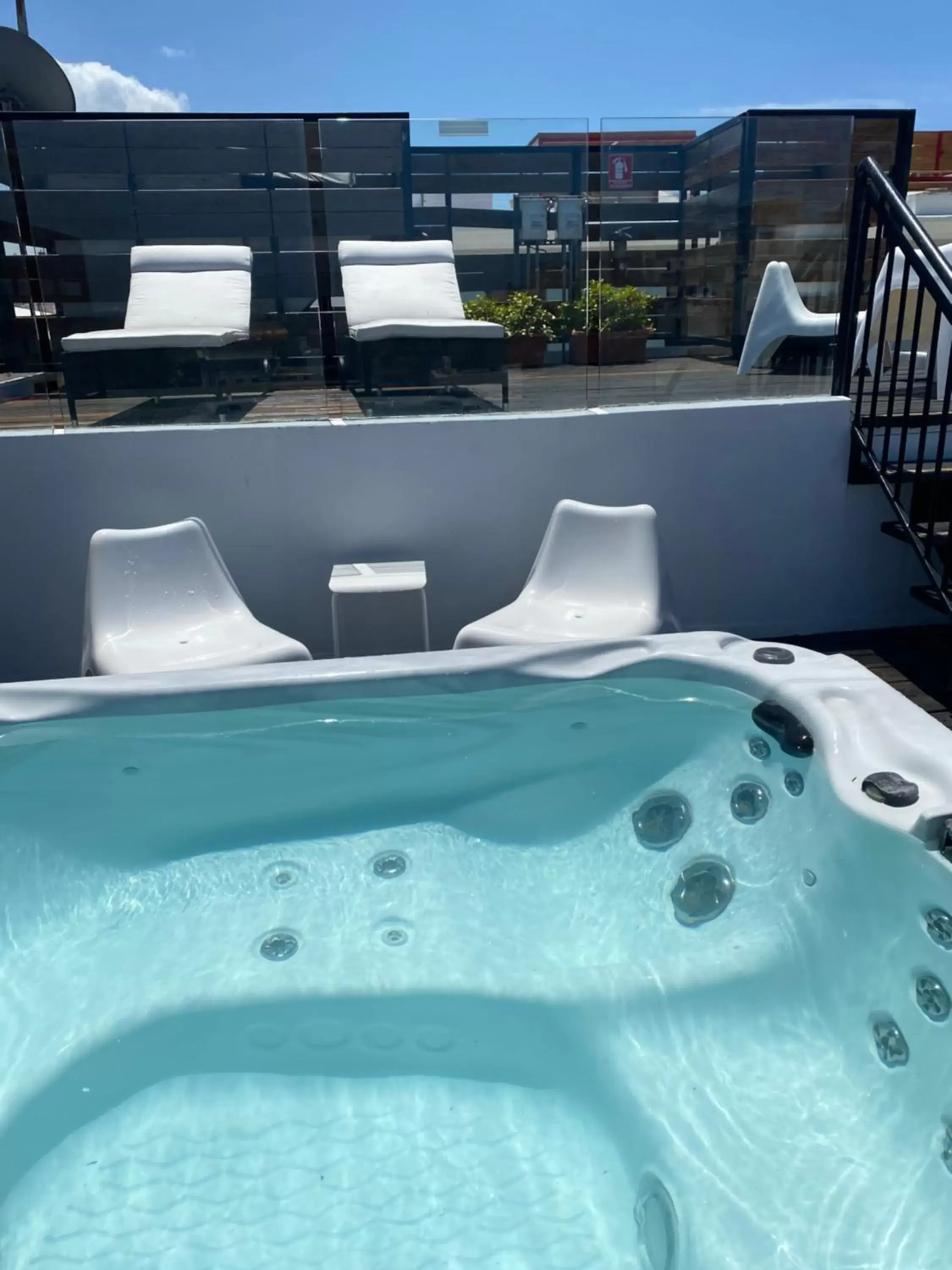 Hot Tub, Swimming Pool in 352 Guest House Hotel Boutique