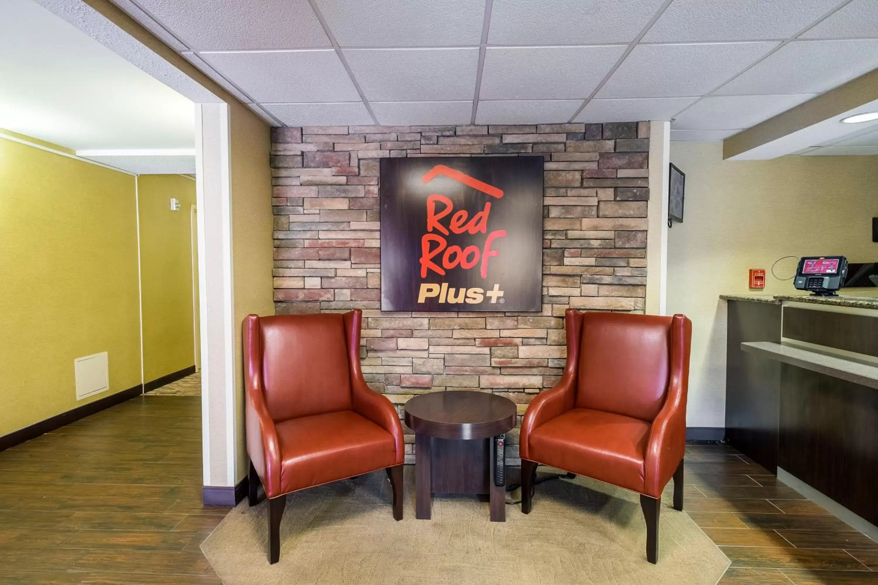 Lobby or reception, Seating Area in Red Roof Inn PLUS+ Boston - Woburn/ Burlington