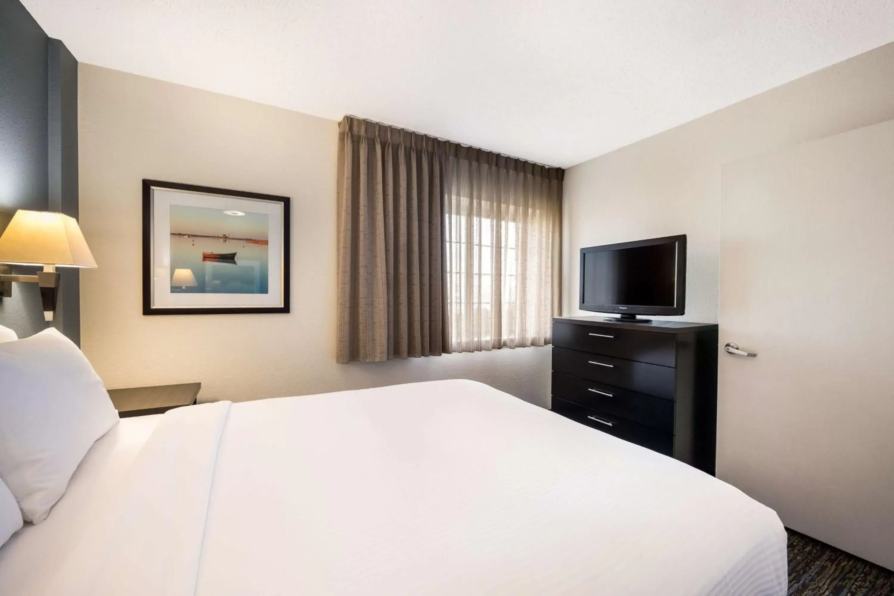 Photo of the whole room, Bed in Sonesta Simply Suites Dallas Las Colinas
