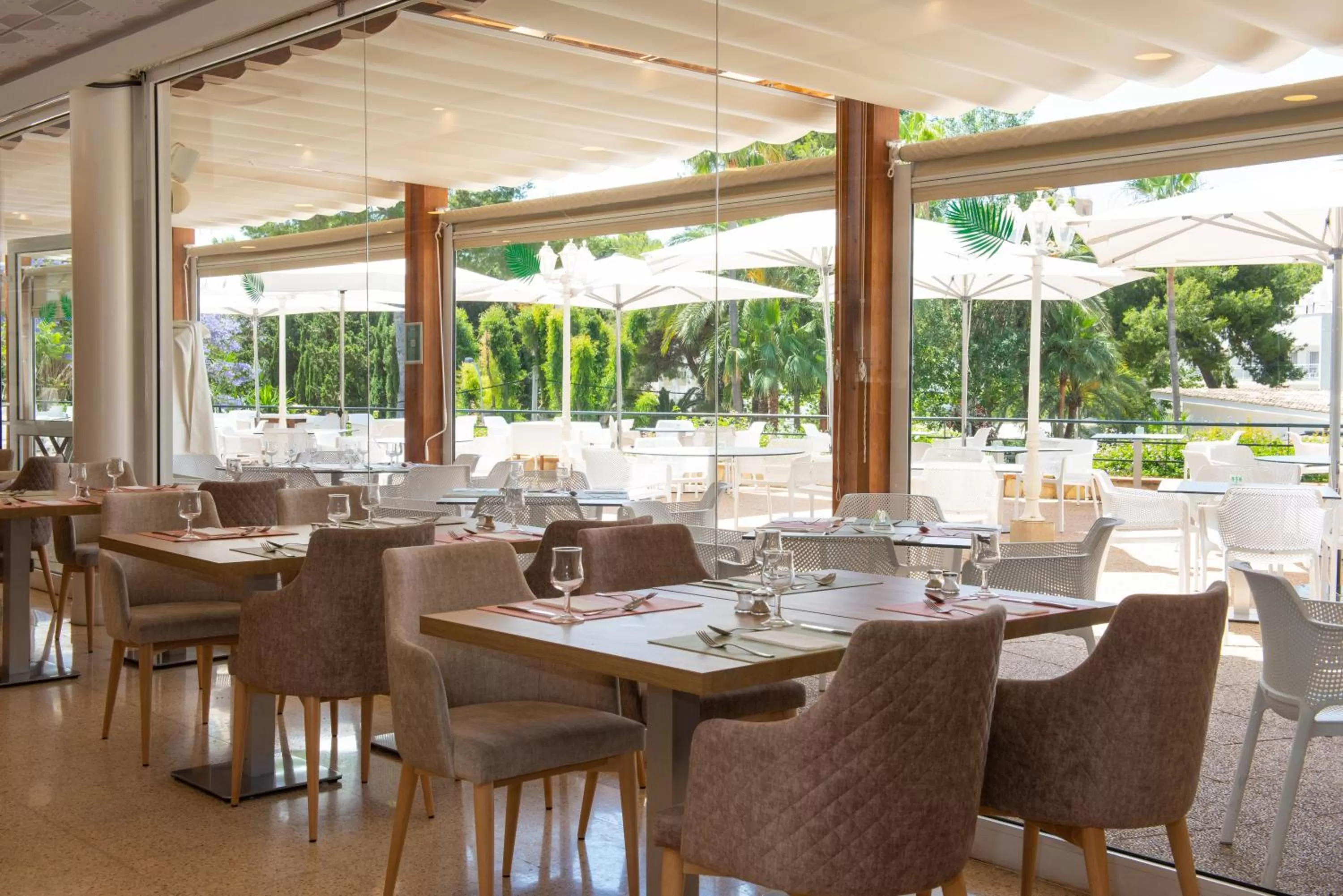 Restaurant/places to eat in Valentin Grand Park Suite Hotel