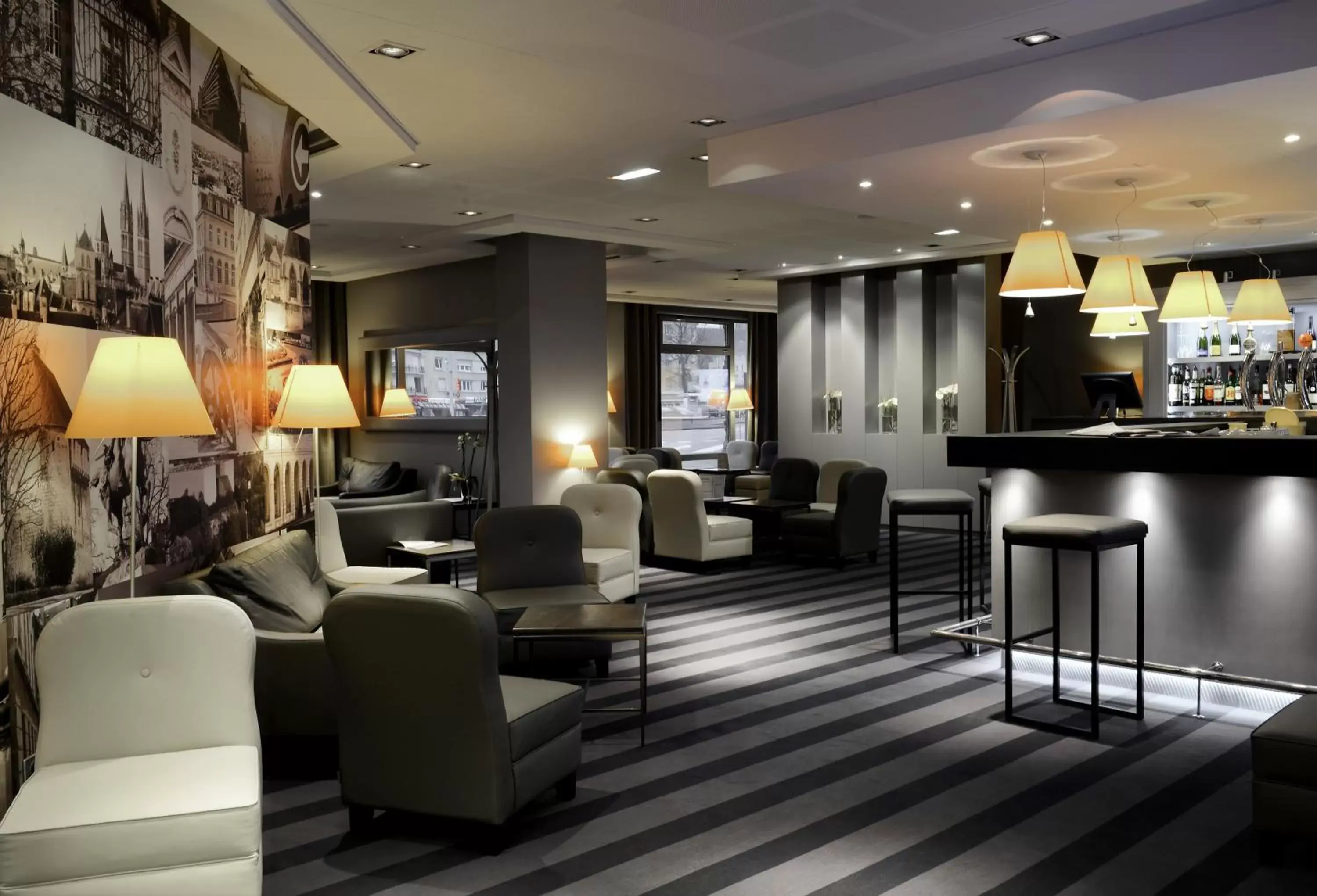 Lounge or bar, Lobby/Reception in Mercure Caen Centre Port De Plaisance