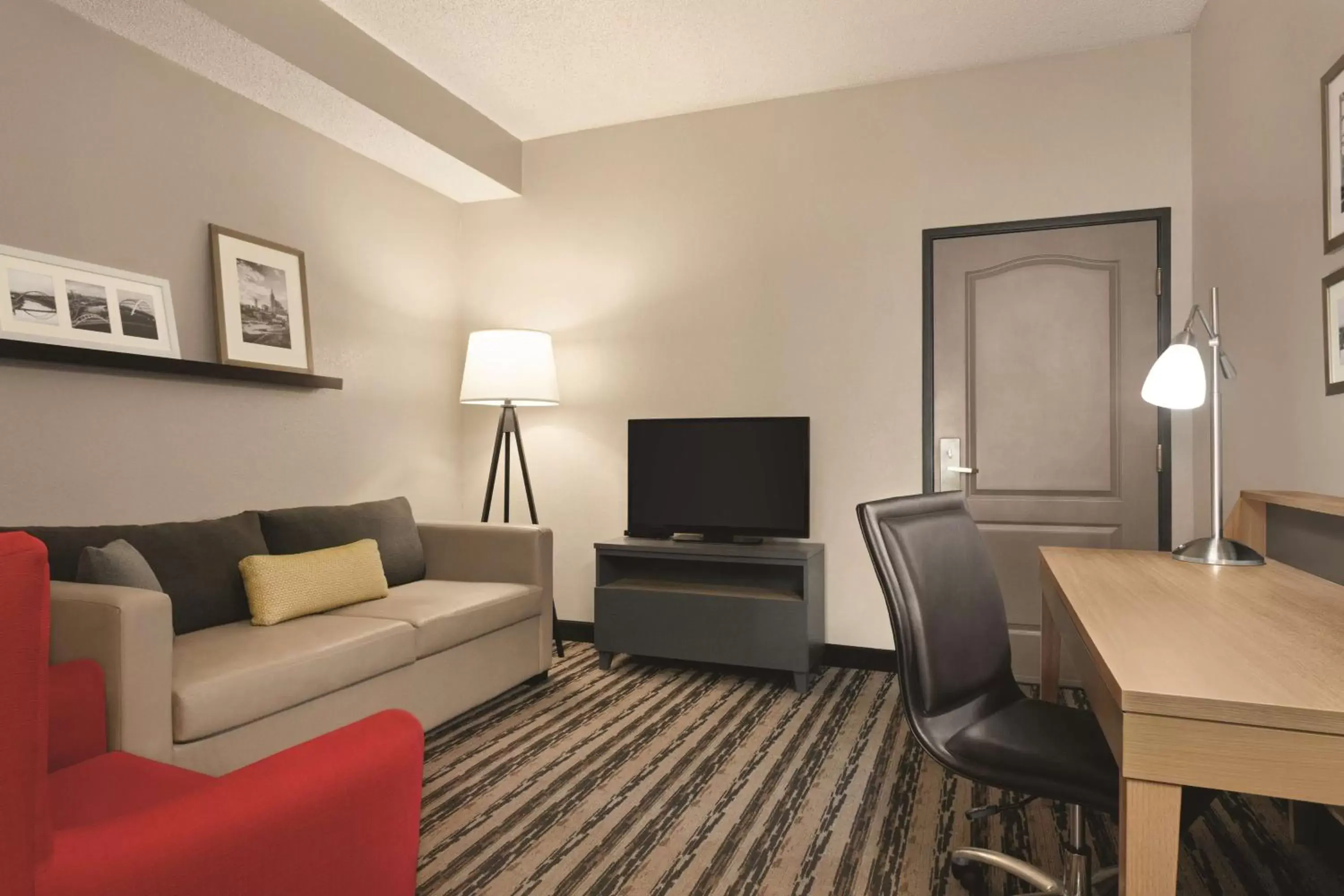 Living room, TV/Entertainment Center in Country Inn & Suites by Radisson, Nashville Airport East, TN