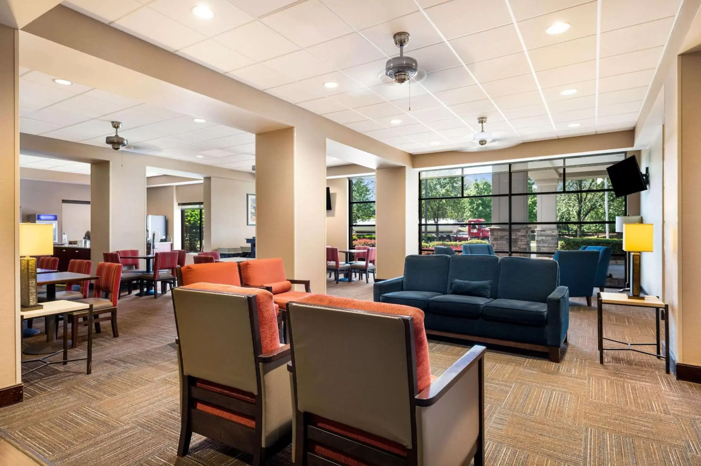 Lobby or reception, Restaurant/Places to Eat in Comfort Suites Northlake