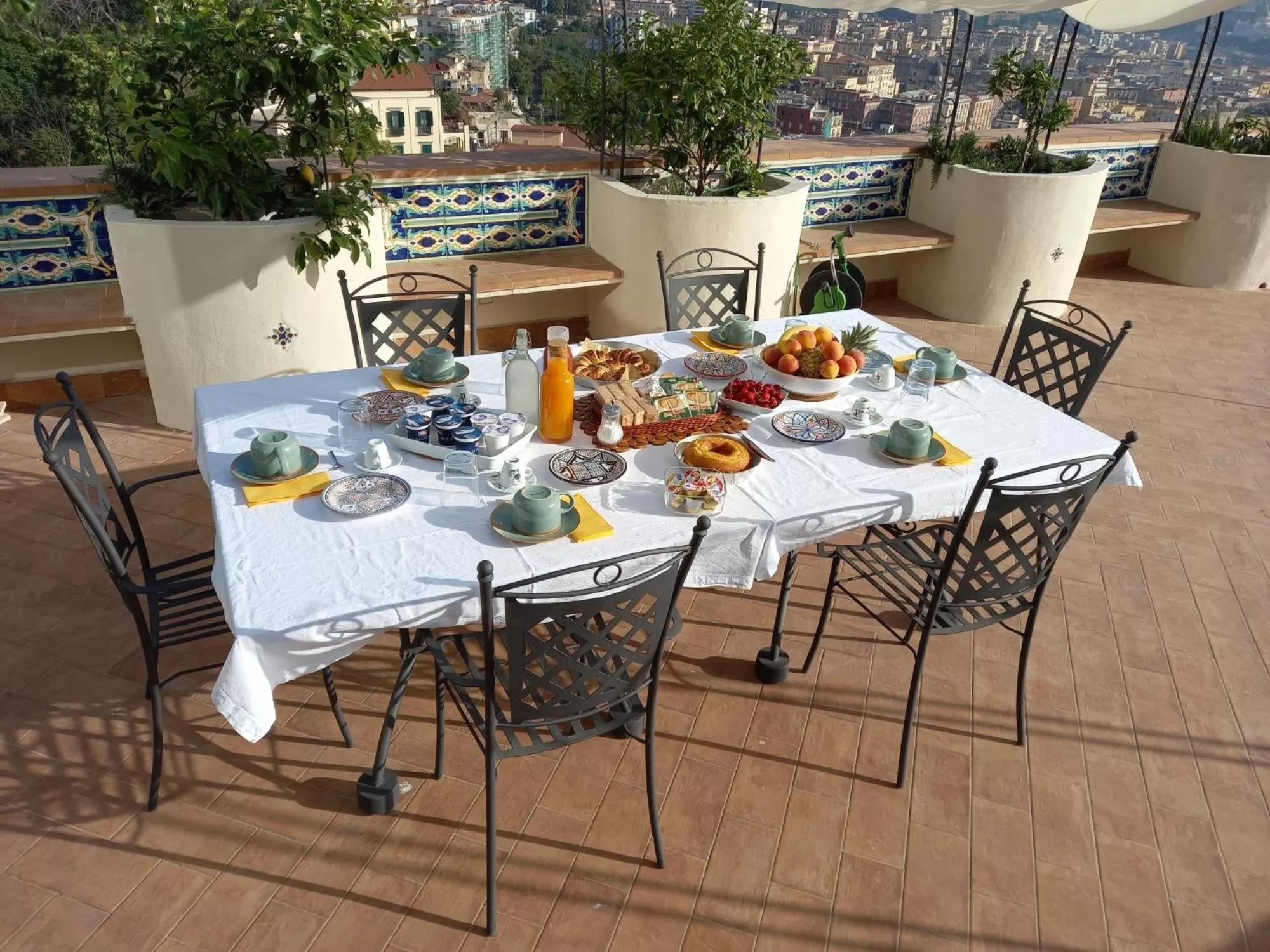 Breakfast in Le Petit Palais - Naples