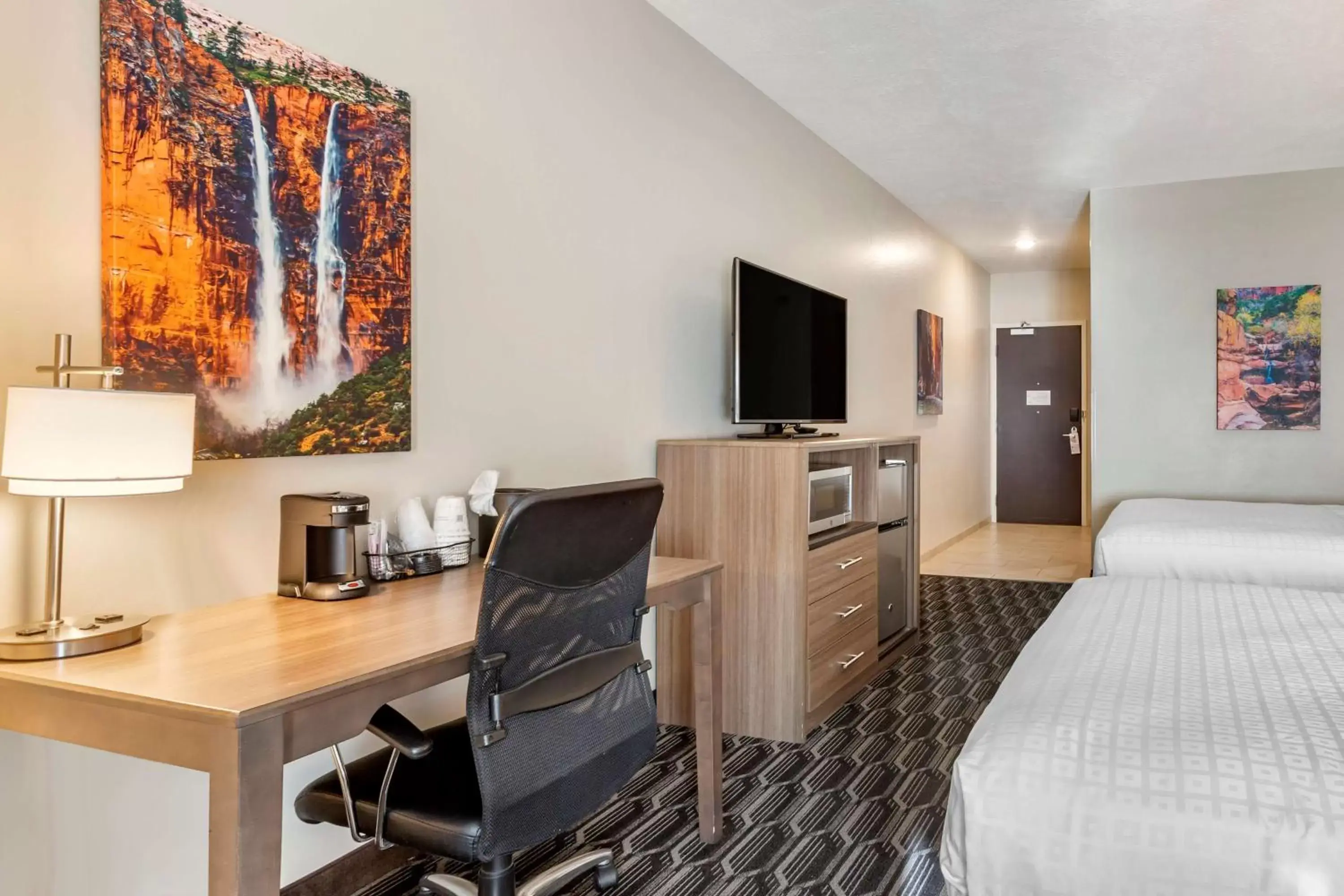 Bedroom, TV/Entertainment Center in Best Western Plus Zion Canyon Inn & Suites