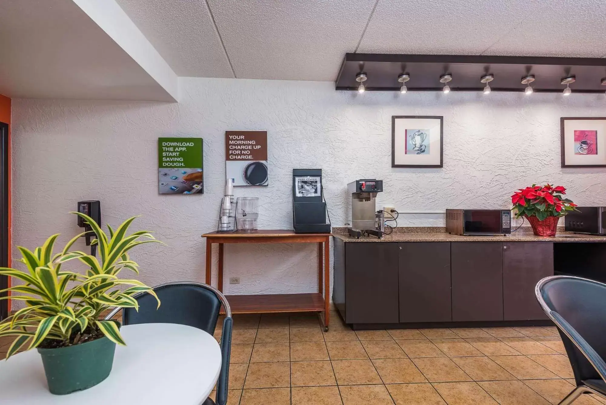 Lobby or reception, Kitchen/Kitchenette in Motel 6-Bridgeview, IL