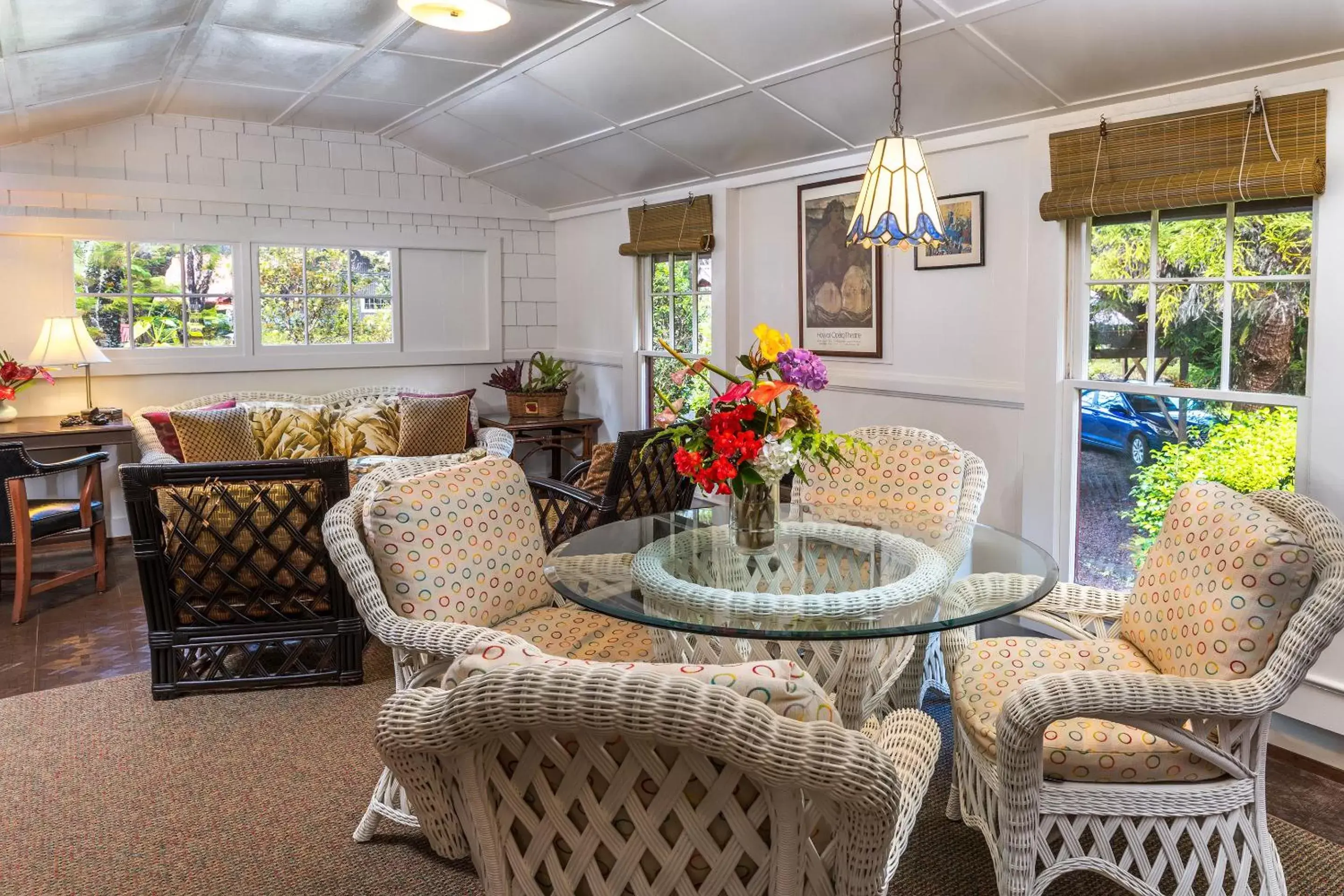 Living room in Volcano Village Estates