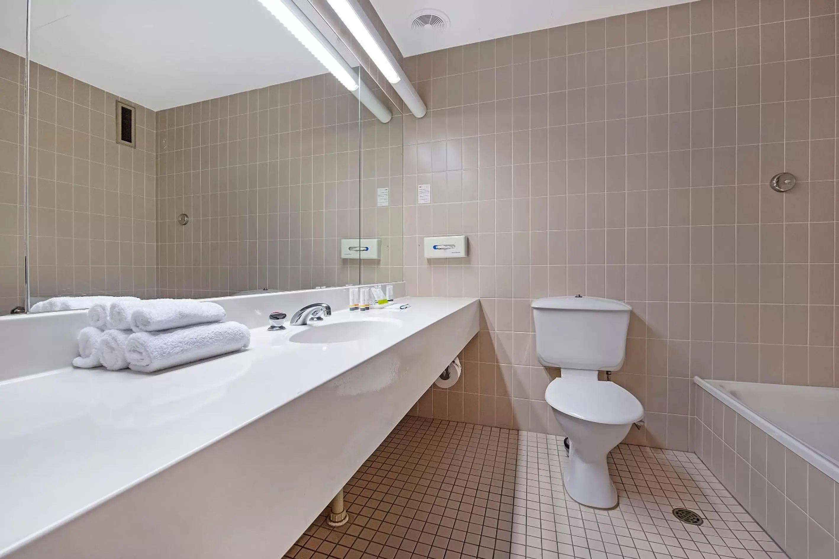 Shower, Bathroom in Quality Hotel Ambassador Perth