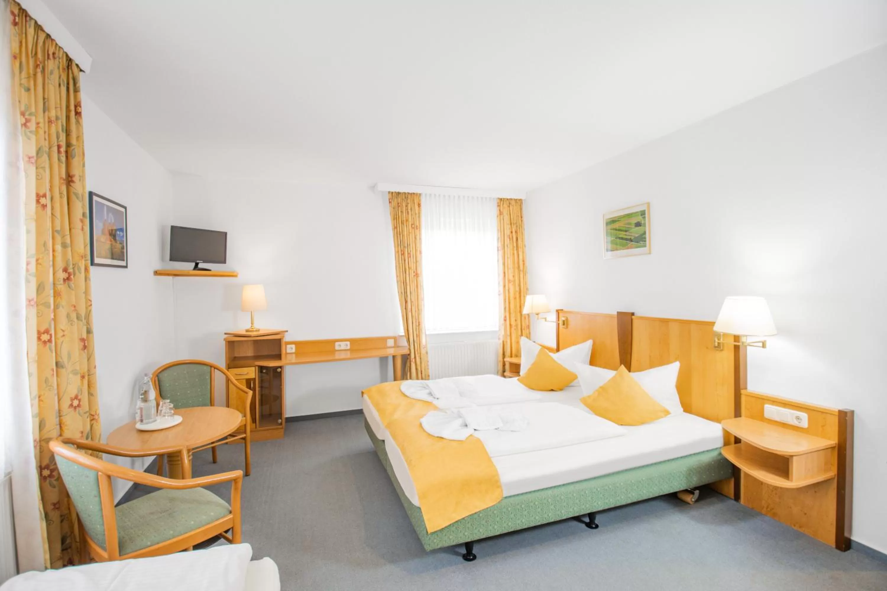 Photo of the whole room, Bed in Hotel garni Zwickau-Mosel