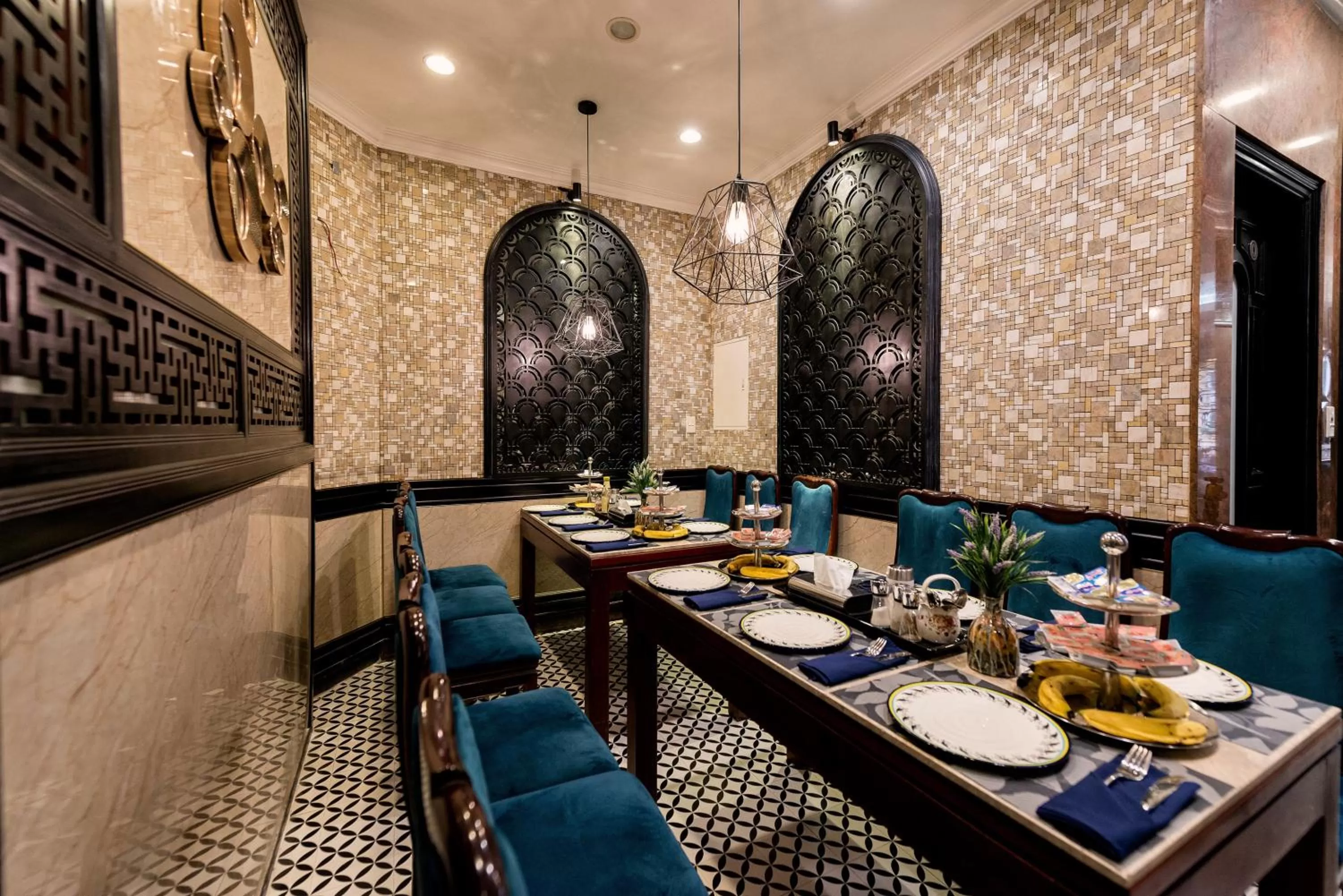 Restaurant/places to eat in Prince II Hotel