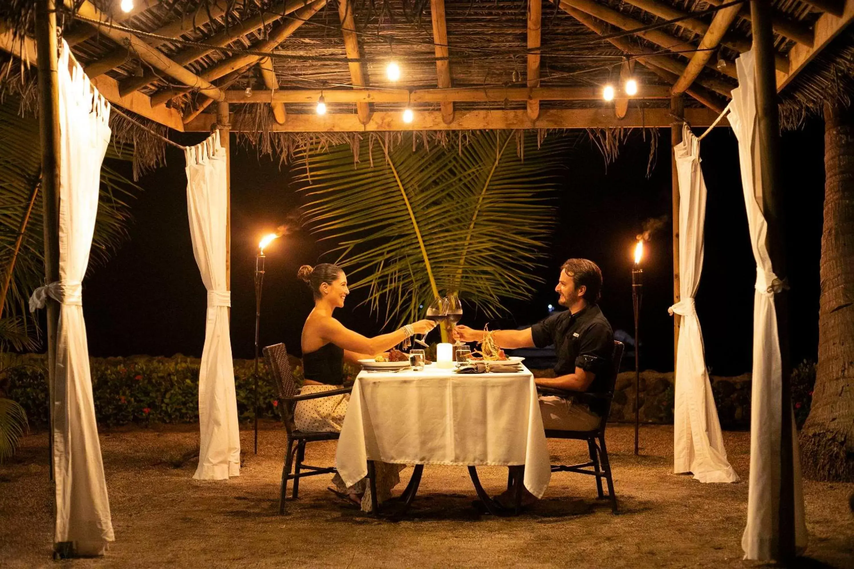 Restaurant/Places to Eat in Isla Chiquita Glamping Hotel