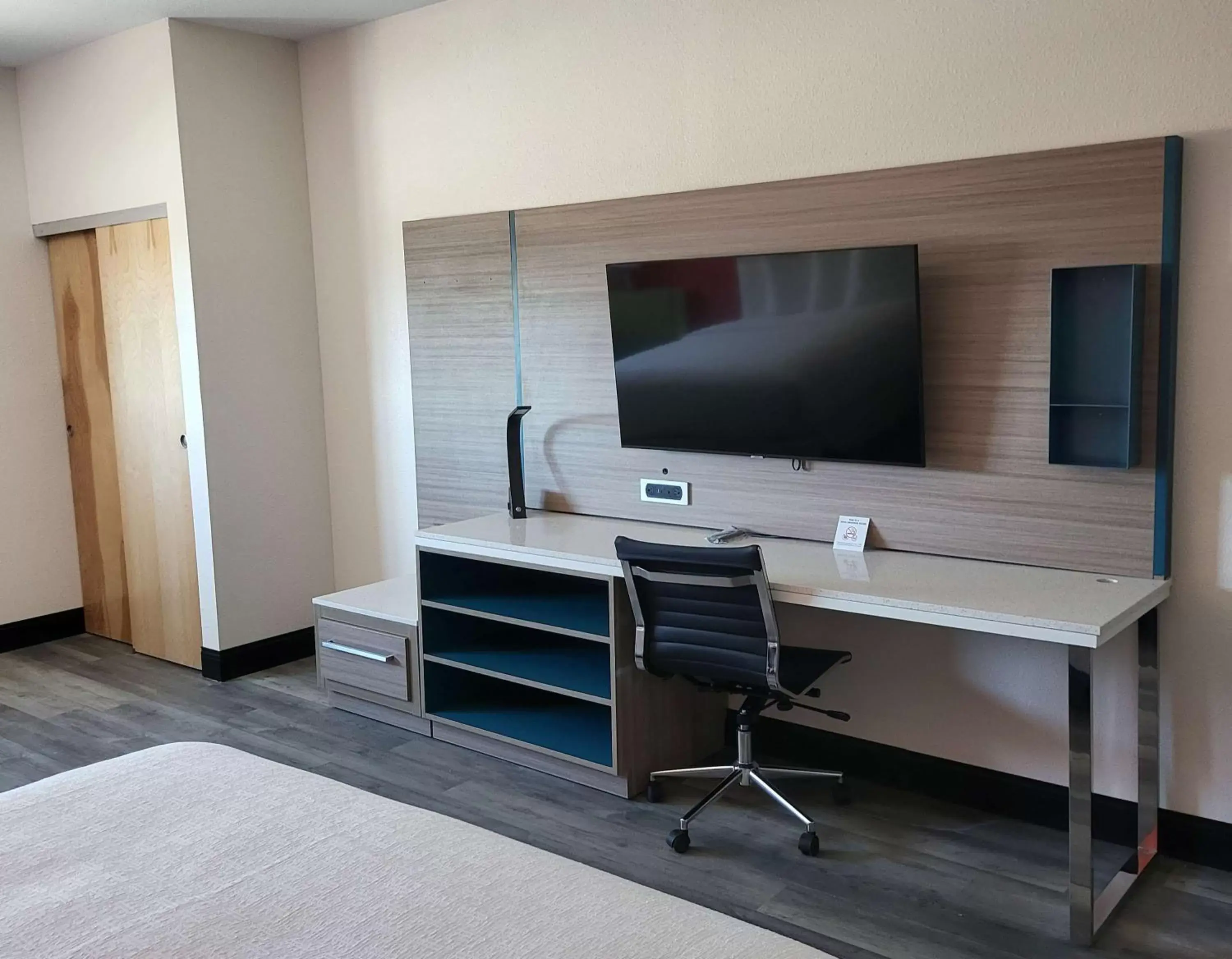 Bedroom, TV/Entertainment Center in Best Western Plus Executive Residency Carlsbad Hotel