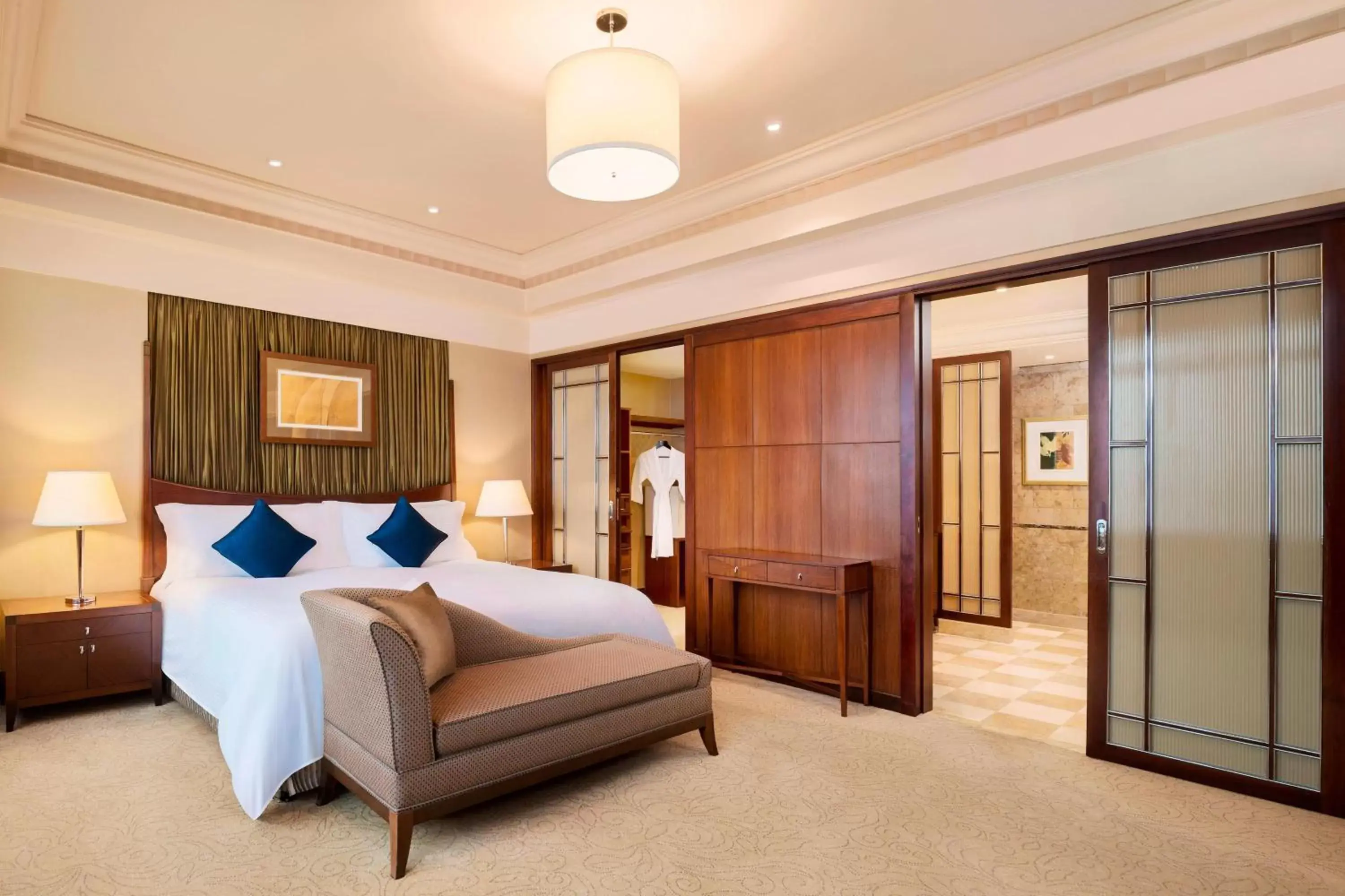 Bedroom, Bed in The Hongta Hotel, A Luxury Collection Hotel, Shanghai