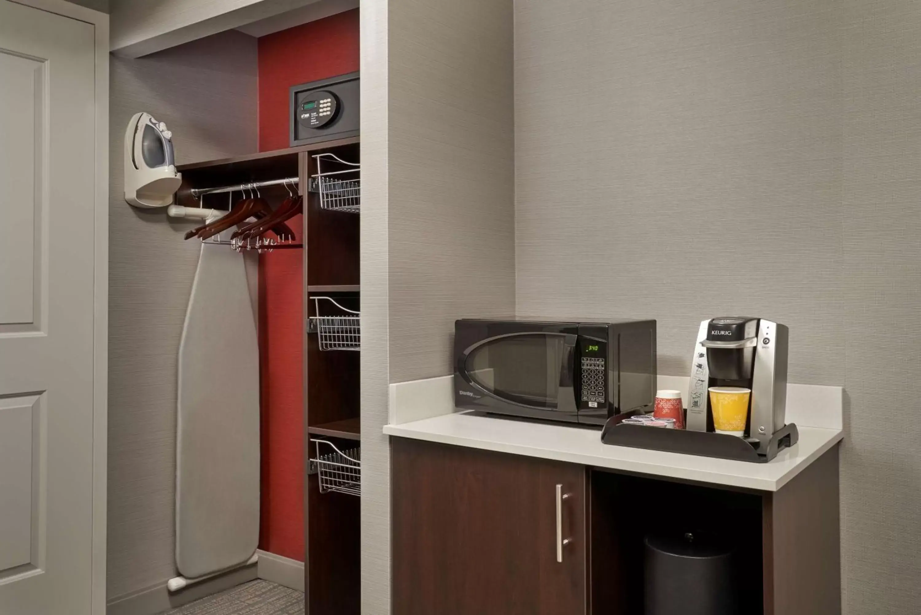 Kitchen or kitchenette, Coffee/Tea Facilities in Hilton Garden Inn Toronto Airport West/Mississauga
