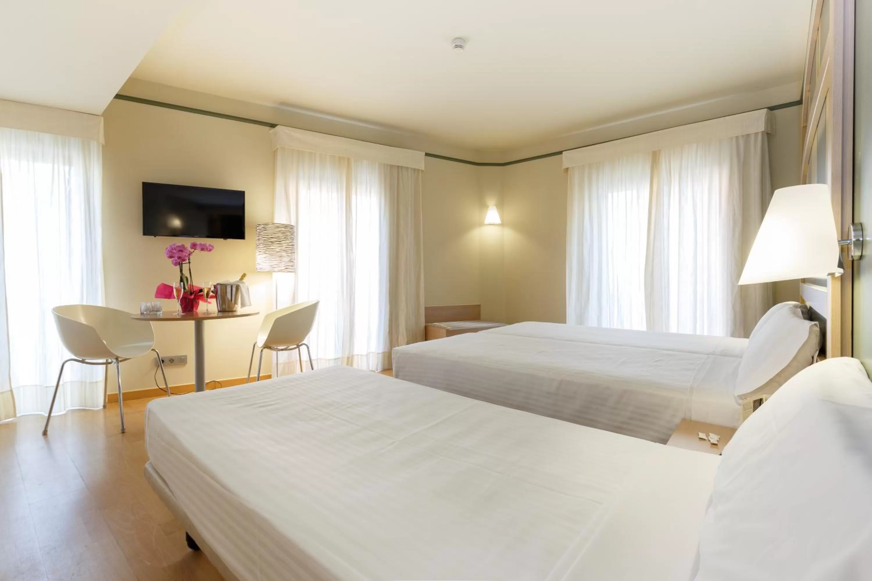 Photo of the whole room in Ciutat de Barcelona