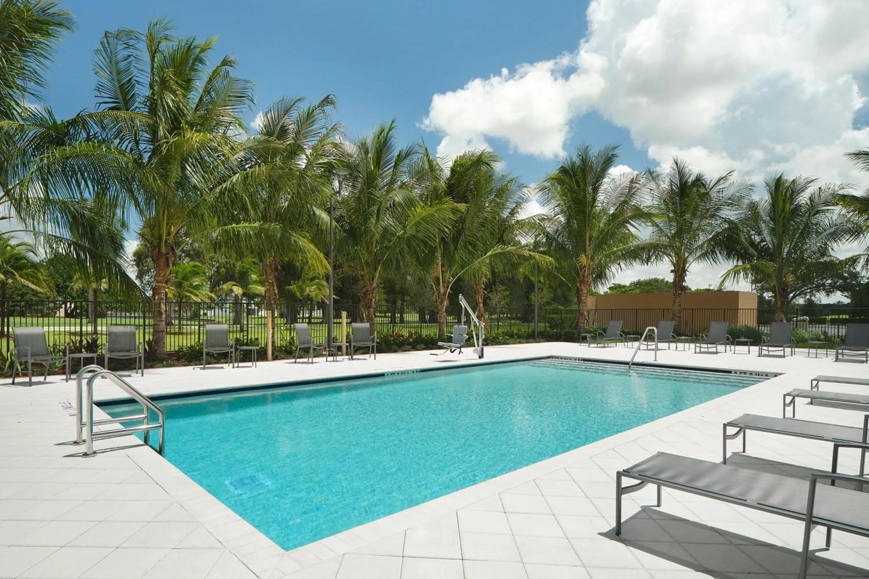 Swimming pool in Fairfield Inn & Suites by Marriott Fort Lauderdale Northwest