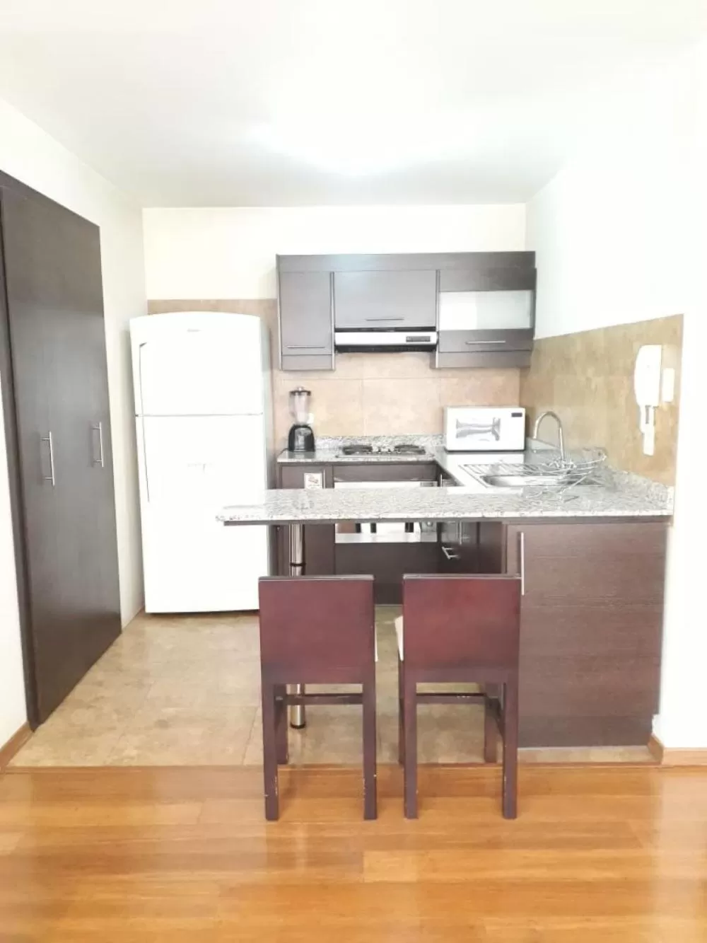 Communal kitchen in Misuitehotel La Carolina Quito