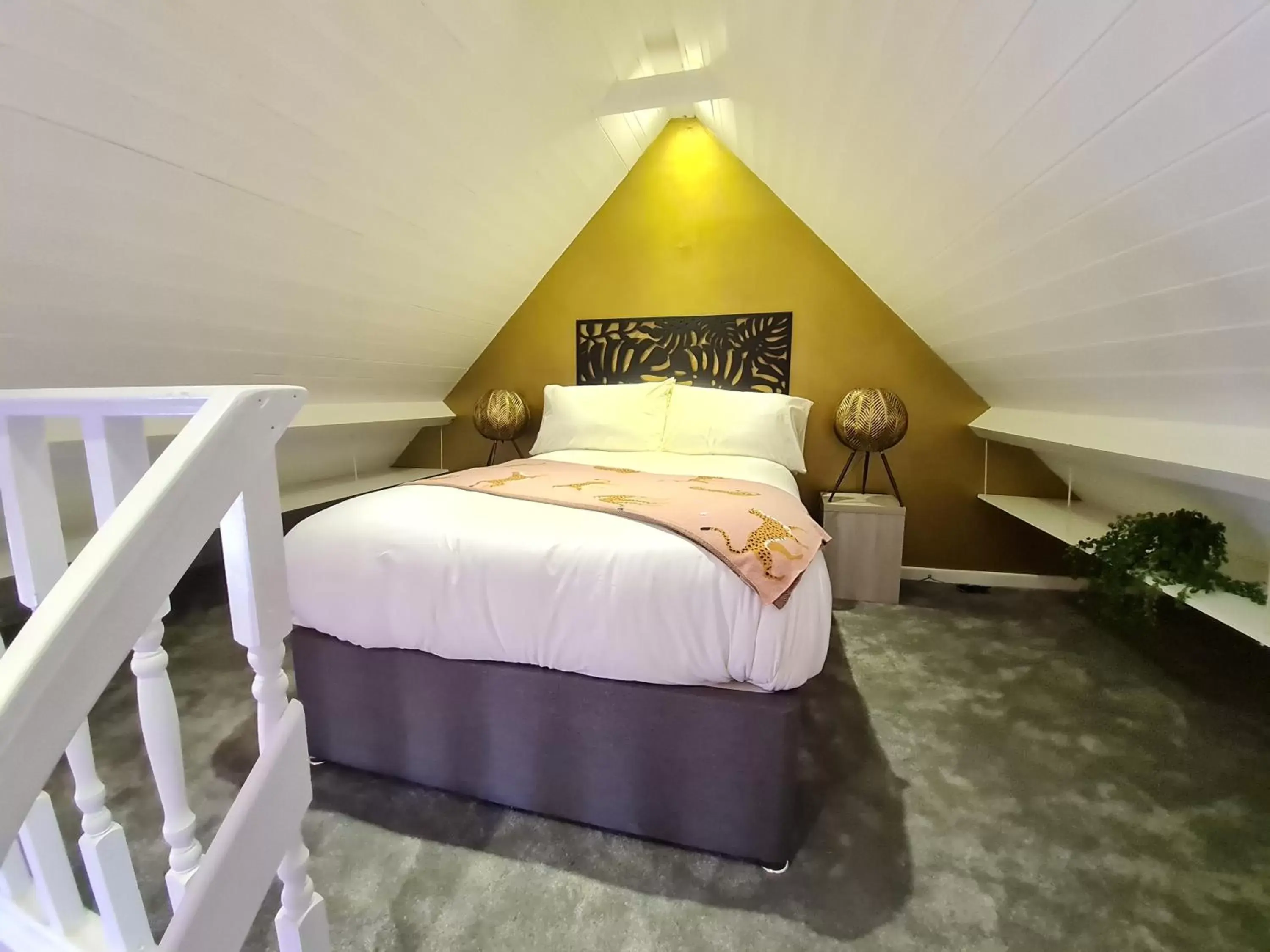 Bed in Lemur Lodge