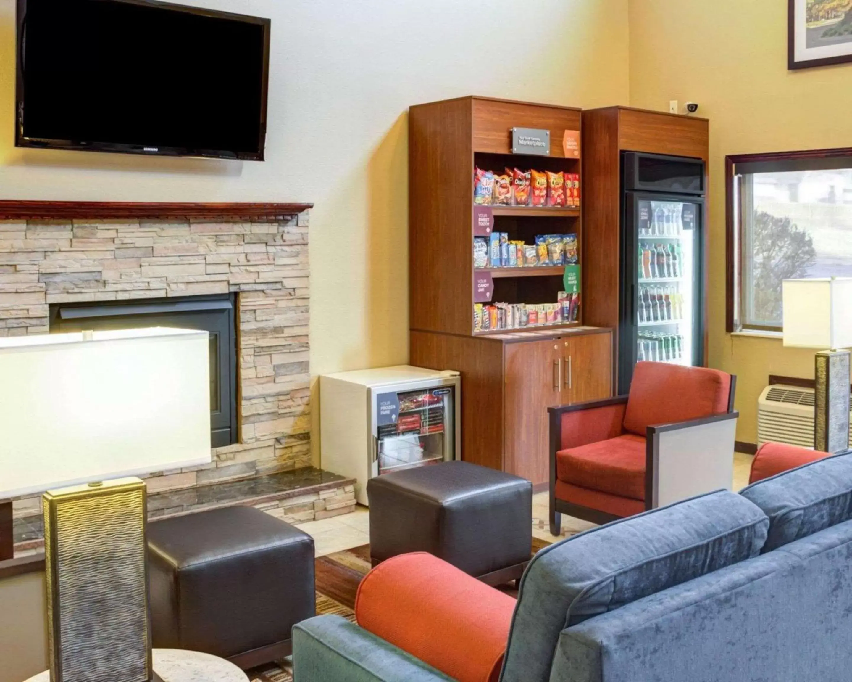 Lobby or reception, TV/Entertainment Center in Comfort Suites Omaha