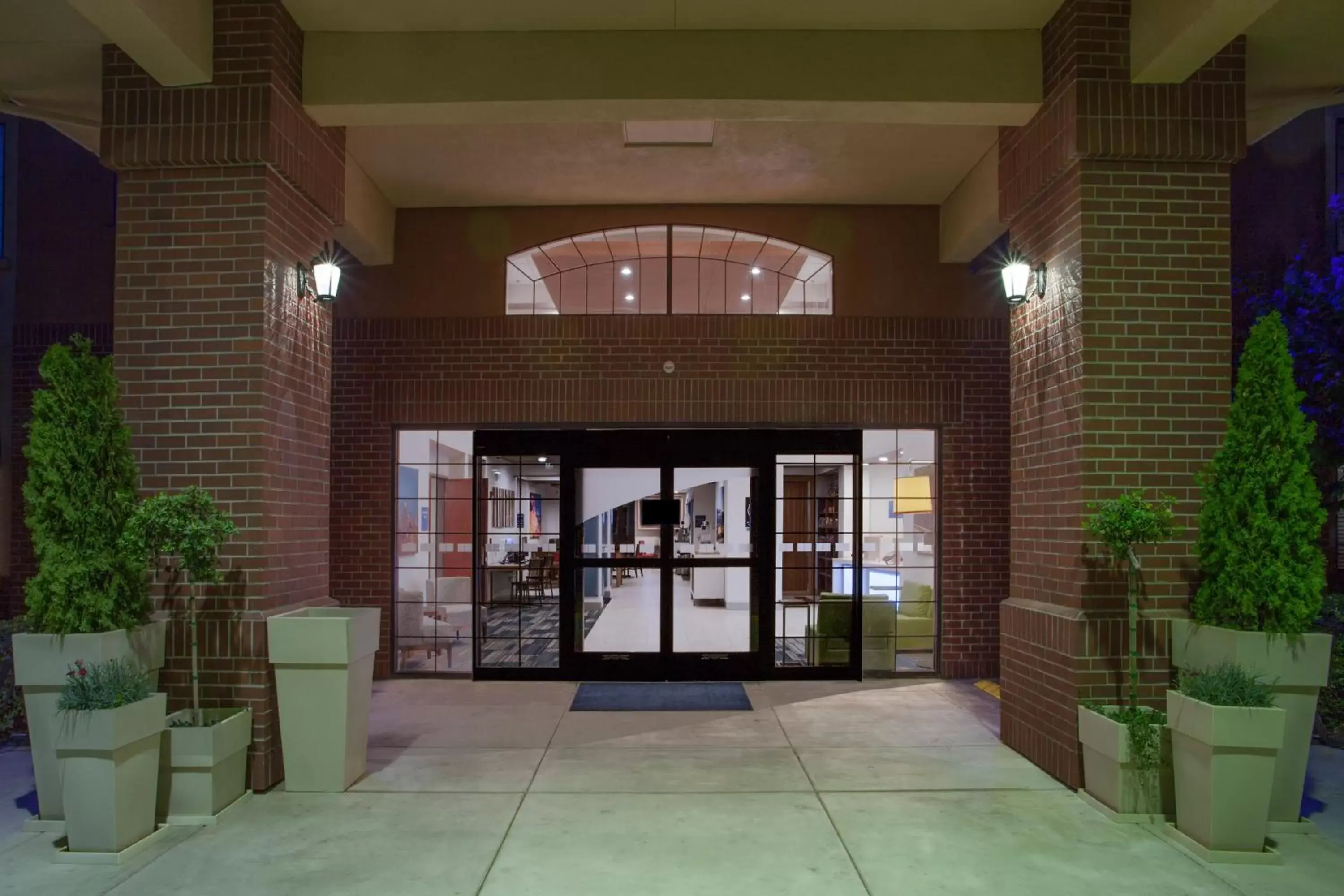 Property building in Holiday Inn Express Davis-University Area by IHG Property building in Holiday Inn Express Davis-University Area by IHG