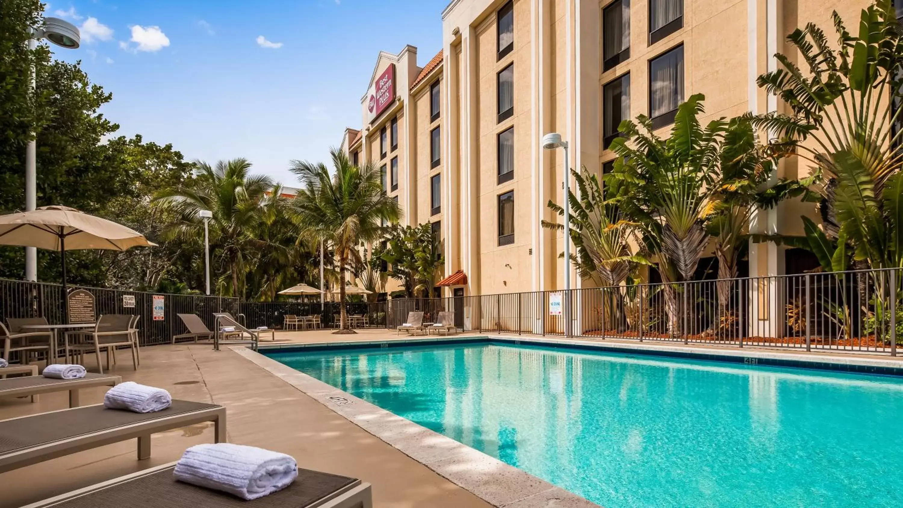 Swimming Pool in Best Western Plus Kendall Hotel & Suites